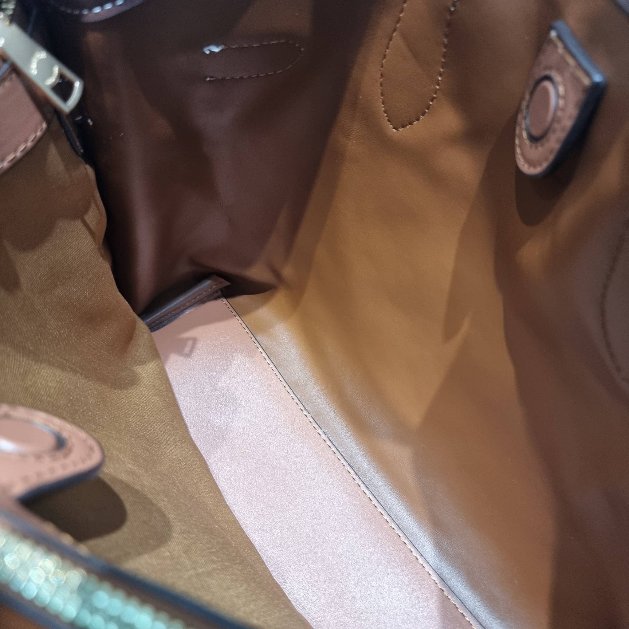 COACH CH189 HANNA CARRYALL น้องใหม่ เรียบหรู ดูแพง กับกระเป๋าถือ/สะพายทรงสวย โทนสีคลาสสิค ดีไซน์ตกแต่งสายคาดจับจีบข้างกระเป๋าเพิ่มดีเทล มาพร้อมหูจับในตัว