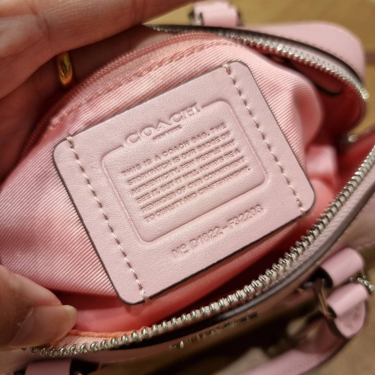 COACH F32203 MINI BENNETT SATCHEL IN SIGNATURE CANVAS กลับมาอีกครั้ง!! กับกระเป๋าทรงหมอนยอดฮิต 🥳 มีกี่สีก็ขายหมด วัสดุหนังแคนวาสเคลือบลาย ทรงสวยใช้งานได้ทุกโอกาส ภายในโล่งกว้างใส่ของได้เยอะ มีหูจับในตัว และสายสะพาย crossbody ปรับได้ตามตัว ใบนี้ไม่