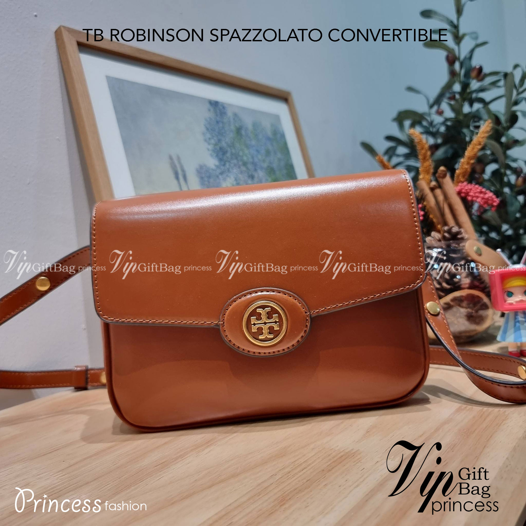 TORY BURCH ROBINSON SPAZZOLATO CONVERTIBLE SHOULDER BAG คอลเลคชั่นใหม่ สวยก่อนใคร ในราคาสุดคุ้ม! กับกระเป๋าสะพายไหล่ ดีไซน์สุดหรู หนังแก้วเงาสวยคม สีผู้ดี รูปทรงใช้งานได้ทุกลุค