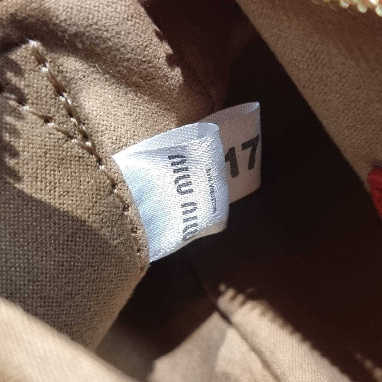 MIU MIU ZIP LEATHER TOP HANDLE BAG กระเป๋าสะพายไหล่/สะพายข้าง ทรงเก๋ ใช้งานง่าย เรียบหรูดูลัคชูสุดๆ