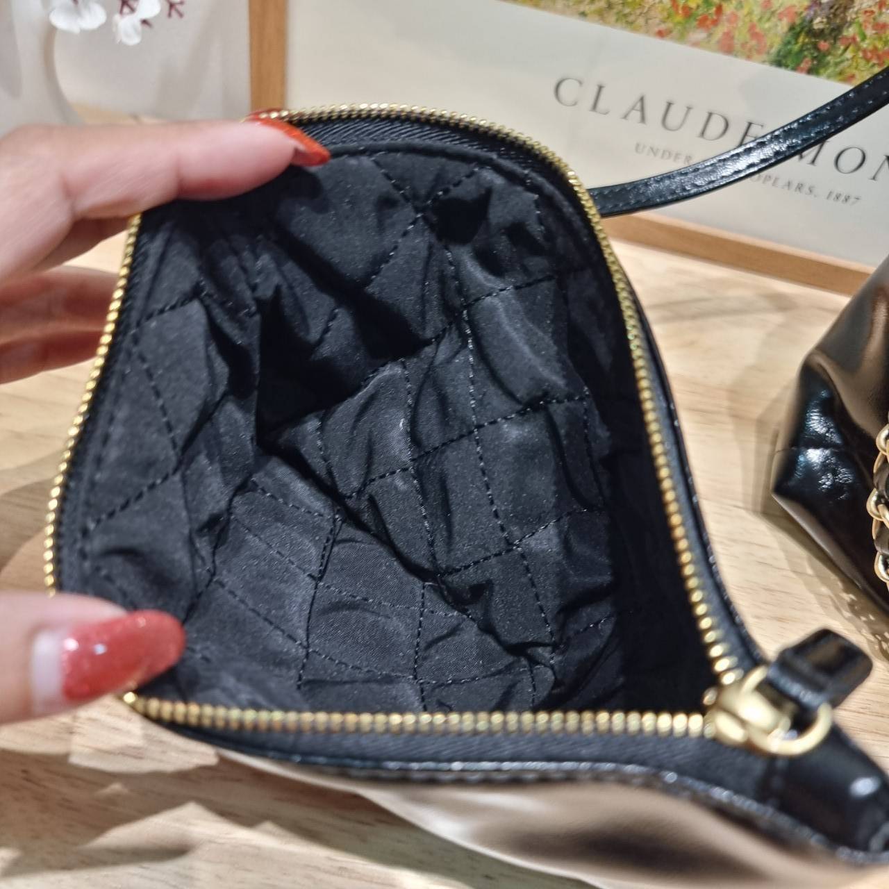 Chanel 22 horizontal bag แรงเกินต้านที่สุดกับไอเท็มนี้ ที่สาวๆหรือใครๆก็ต้องมี มาในไซส์ใหญ่ รูปทรงใช้ง่ายขึ้น แต่ยังจุได้หนักๆเหมือนเดิม ดูหรูหรา เกินเรื่องที่สุด