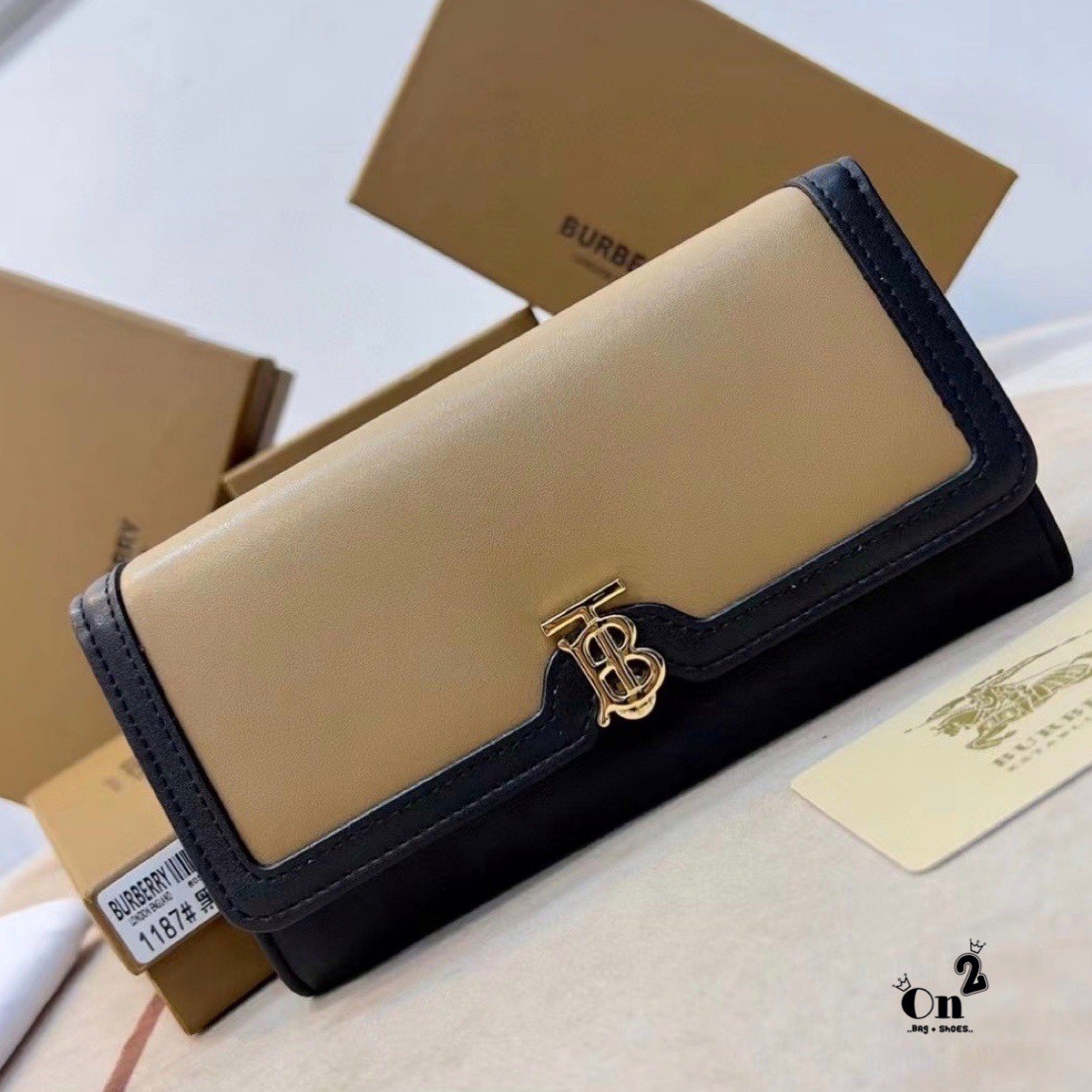 BURBERRY long wallet / BB vintage long wallet กระเป๋าสตางค์ใบยาวแบรนด์หรู เป็นไอเท็มสุดฮิต ติดทุกกระแส แรงไม่เคยตก รุ่น unisex สีไหนใครๆก็ใช้ได้หมด อยู่ที่ใจ!! ❤️ ใบยาวขนาดกำลังเหมาะมือ ถือแล้วขับผิวทุกสี ภายในมีช่องใส่บัตรเยอะ แบ่งสัดส่วนสวย ใส่ธน