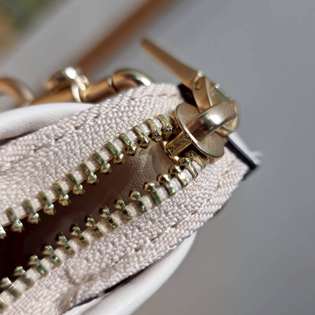 ORI หนังแท้ | Coach Laurel Signature shoulder bag กระเป๋าสะพายทรงโท้ท มาใหม่ในโทนสีน่ารักสุดจะคิวท์ มีให้ทั้งสายคล้องไหล่ และสายสะพายข้าง ใช้แมทช์ได้กับทุกลุคทุกสไตล์ ภายในเป็นช่องโล่ง มีซิปและช่องย่อย จุของได้เยอะกว่าที่เห็นมากๆ