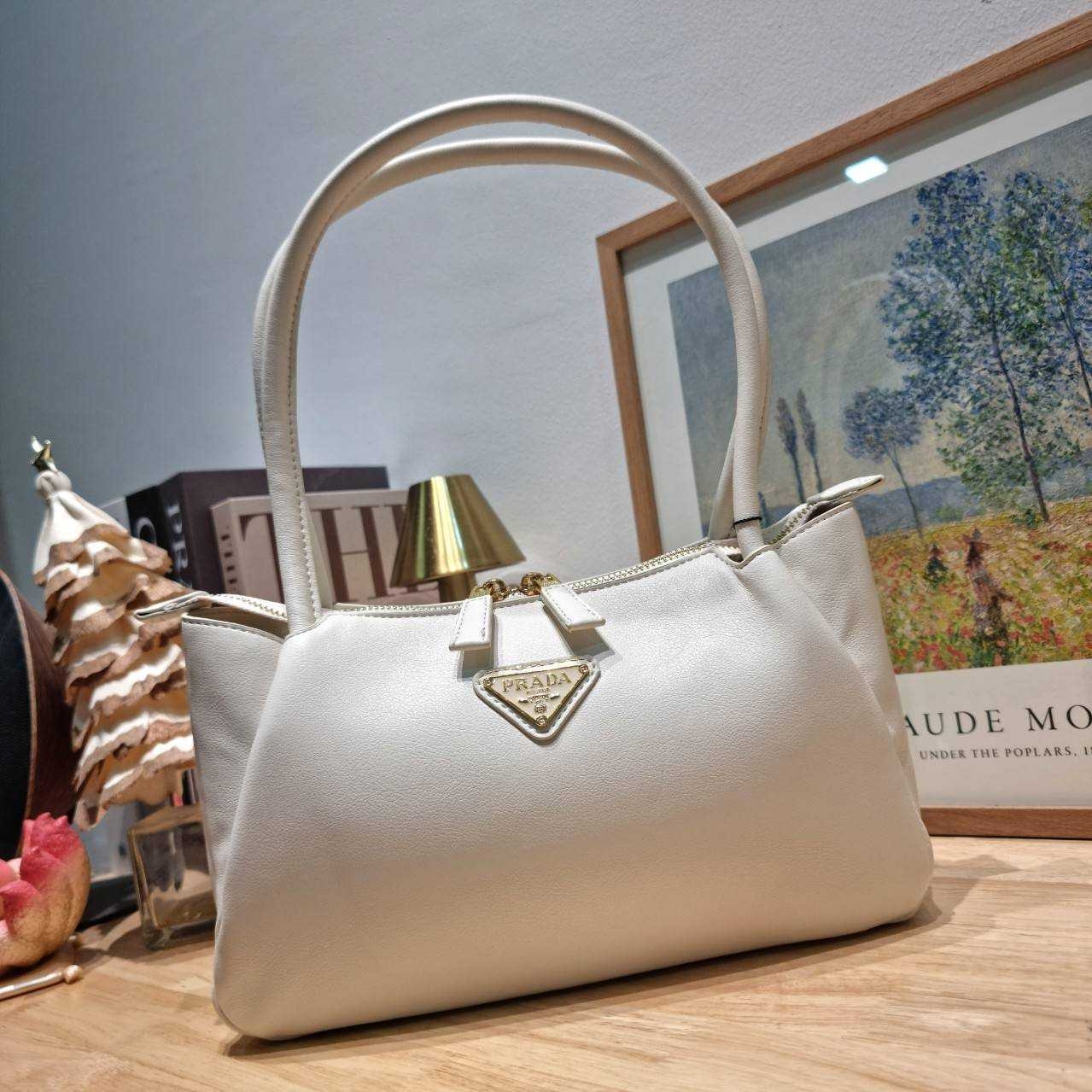 PRADA MEDIUM LEATHER HANDBAG กระเป๋าสะพายไหล่ดีไซน์เก๋และมาแรงมาก สาวๆหนุ่มๆติดแกลมต้องไม่พลาด สวยดูแพง เกรดวีไอพี ไฮเอน 1:1 ใช้งานต่างประเทศได้