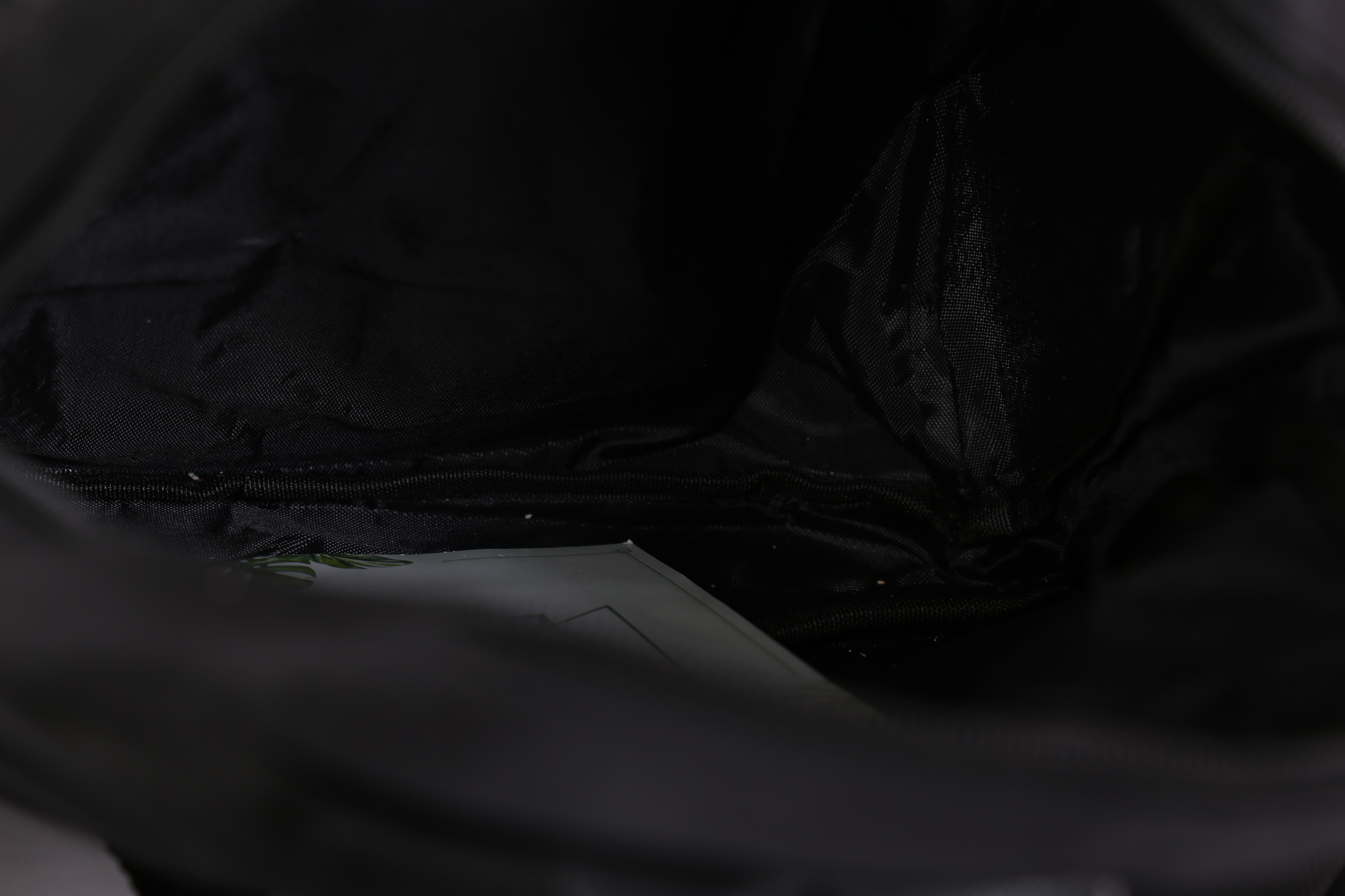 Chanel VIP Gift Rue Cambon Backpack สินค้าเป็นของแท้ 100% ใหม่จากเค้าเตอร์เครื่องสำอาง/น้ำหอมแบรนด์ กระเป๋าเป้ของแท้จาก Chanel VIP Gift Bag วัสดุไนล่อน หัวซิปทำจากหนังปั้มชื่อแบรนด์ ด้านในเป็นช่องกว้าง และมีช่องซิปเล็ก ตัวสายสะพายด้านหลังเลื่อนปรับได้ค่ะ