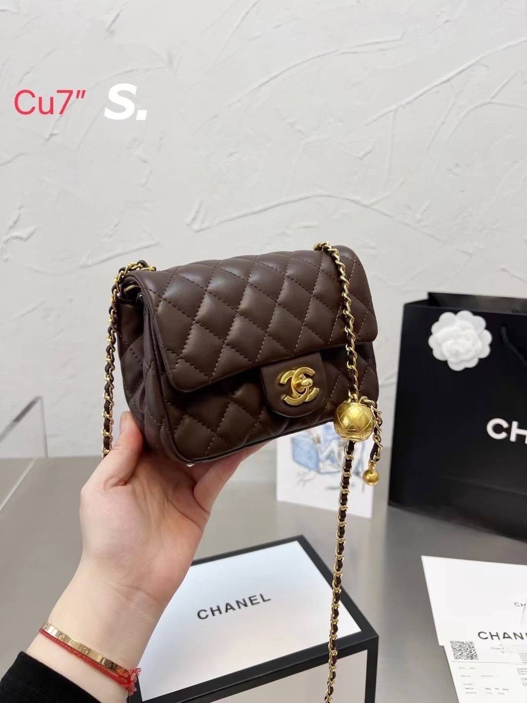 Chanel 22c classic golden ball / Chanel Pearl with Chain crossbody bag กระเป๋าสะพายข้างหรือสะพายเป็นครอสบอดี้ ใบนี้ไปถือออกงาน ก็สวยหรูดูแพงสุดๆค่า!! คลาสสิคและโดดเด่นทุกสี
