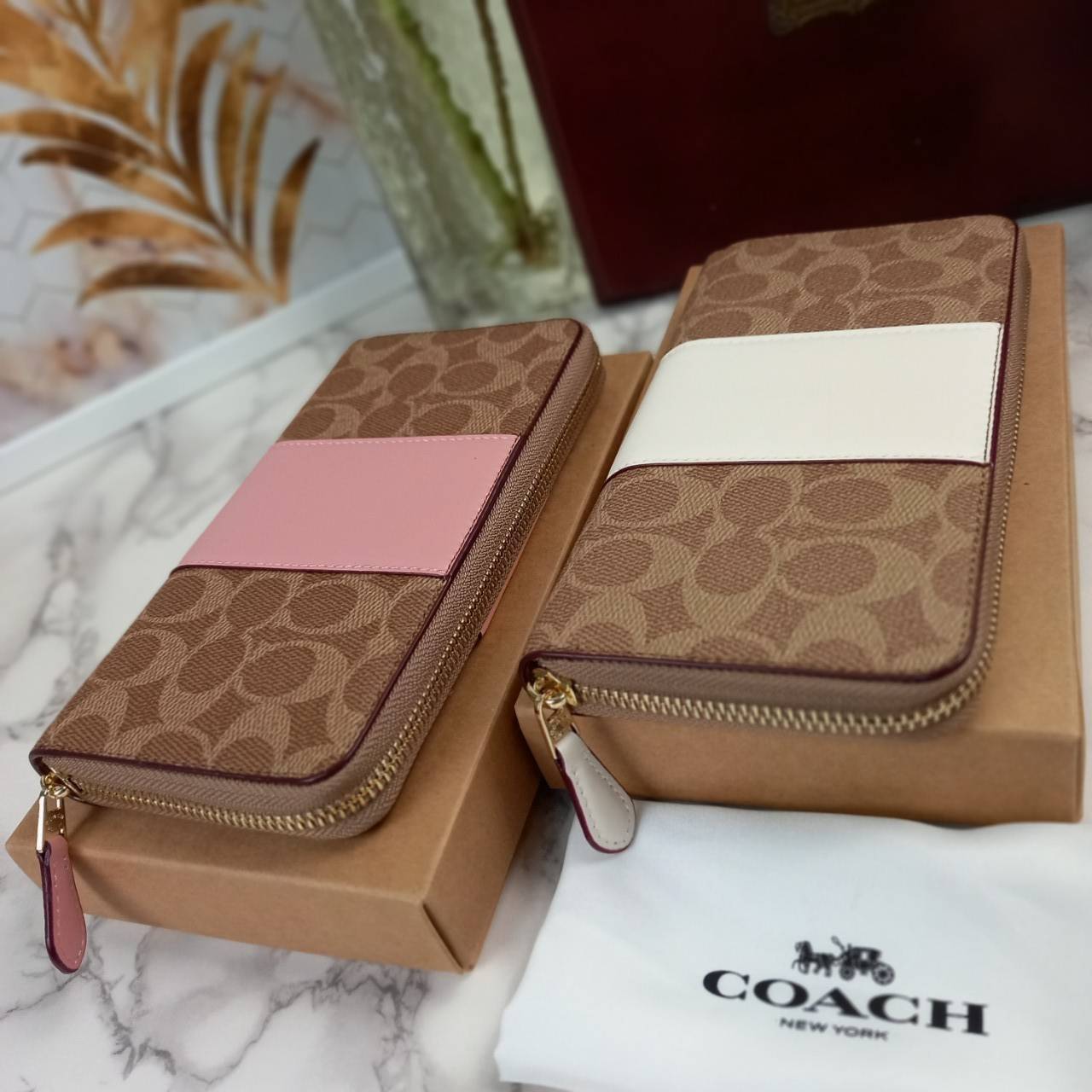 มาเท่าไหรก็ไม่เคยพอจริงๆ มีความต้องการกันถึงขีดสุด❣️😘>>COACH ACCORDION ZIP WALLET IN COLORBLOCK SIGNATURE CANVAS (COACH 31546)🍁กระเป๋าสตางค์ใบยาว ซิปรอบ //วัสดุหนังแคนวาสสลับหนังแท้ ดีไซน์สวย โดดเด่นลงตัวเป็นที่สุด ด้านในมีช่อ