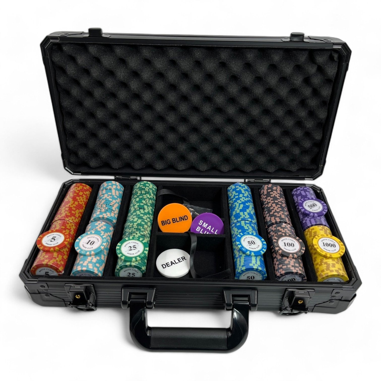 ชุดกระเป๋าสีดำทรงหนาพร้อมชิพโป๊กเกอร์MONTE CARLO จำนวน300 เหรียญและแผ่นปูรอง10คนลายเขียวดำและอุปกรณ์อื่นๆ