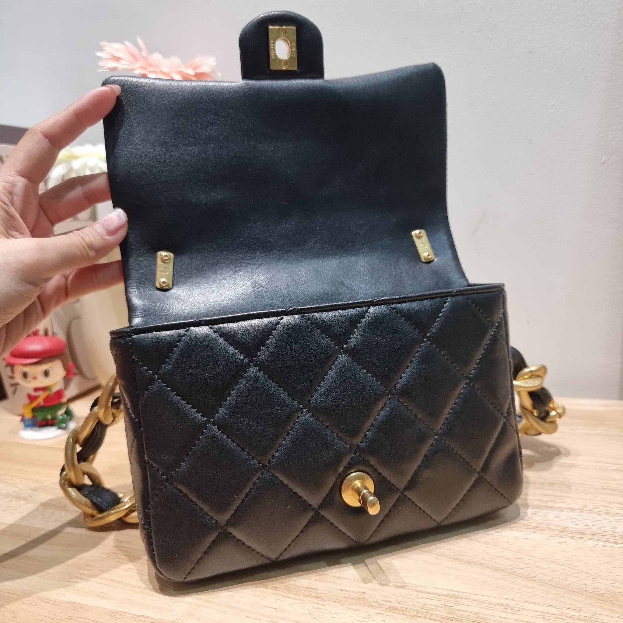 Chanel chunky chain bag in black สวยฟาดย้อนยุคความหรู ในราคาที่จับต้องได้ กับกระเป๋าสะพายไหล่ ไซส์กำลังสวย โดดเด่นด้วยสายสะพายโซ่สลับหนังเส้นใหญ่ ทนทาน ดูแพง