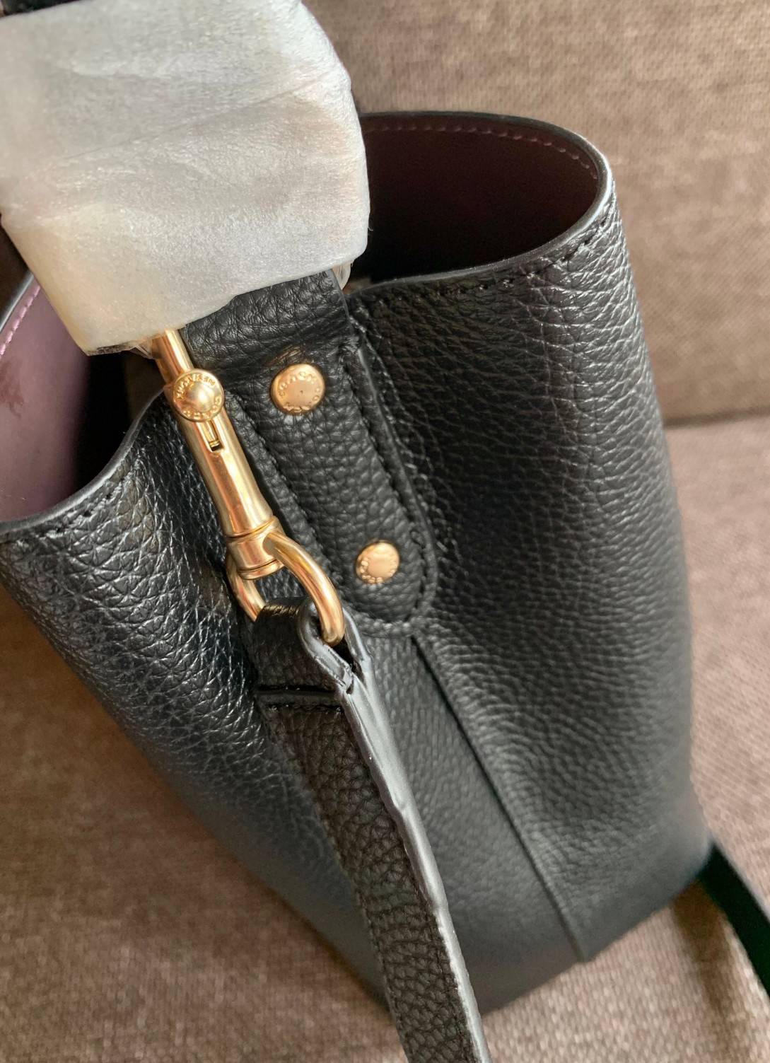 ถังใหญ่พร้อมส่งแล้วค่าา ห้ามพลาด❗️ COACH TOWN BUCKET BAG((91122)) 📣พร้อมส่ง ไซด์ที่สาวๆรอคอยค่ะ! ✔️กระเป๋าทรงถังใบใหญ่ สุดฮิตอีกรุ่นที่สาวๆต้องมีติดตัว ✔️หนังแท้ หนังจริงสวยมาก นิ่มมือดีด้วยนะคะ