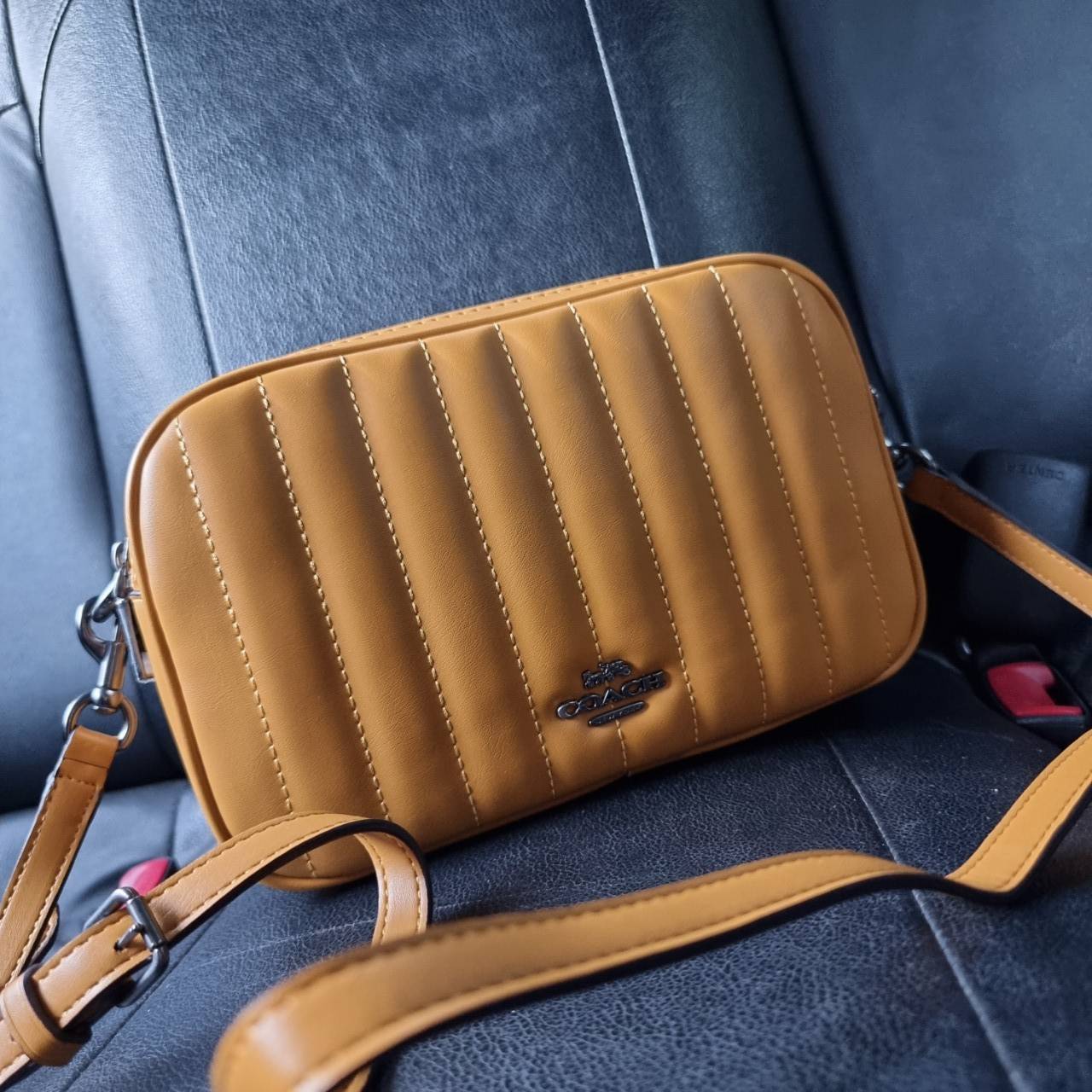 COACH C1569 JES CROSSBODY WITH LINEAR QUILTING ใหม่ล่าสุด!! กระเป๋าสะพายข้าง รุ่น 2 ซิป ใบใหญ่จุใจ ดีไซน์ใหม่ เพิ่มลูกเล่นให้ดูหรูหรายิ่งขึ้น วัสดุหนังสังเคราะห์บุเป็นลายเส้นสวยงาม เปิด-ปิดด้วยซิป 2 ช่องหลัก ใช้งานง่าย ทรงสวยมากๆรุ่นนี้ มาพร้อมสายสะพาย cr