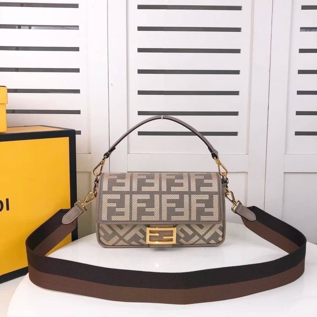 หนังแท้ Fendi Baguette bag in canvas with FF monogram medium กระเป๋าสะพายอันเป็นเอกลักษณ์ งานหนังแท้พร้อมทอลายนูน FF ที่มีการปักแบบทูโทน ตัดแต่งด้วยหนังและประดับด้วยตัวล็อค FF มาพร้อมสาย 2 แบบ สำหรับคล้องแขน และสายครอสบอดี้สีทูโทน ภายในเป็นช่องโล่ง ใส่โทร