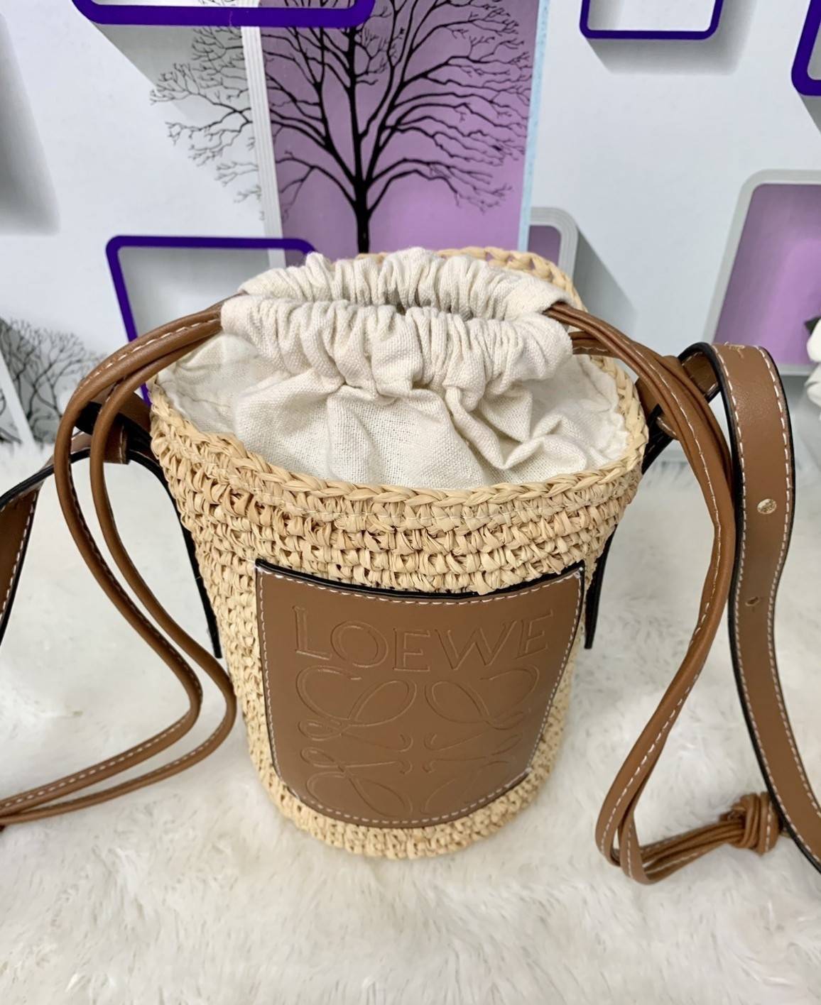 Loewe Bucket Bag / Loewe raffia and hemp bucket bag วัสดุ Textile Canvas & CalfSkin เป็นการนำวัสดุธรรมชาติมาสังเคราะห์หรือทอจนเป็นเนื้อเดียวกันคล้ายงานสาน มีความวินเทจในตัว น้ำหนักเบา ดูแลรักษาง่าย เหมาะกับยุคสมัยที่เข้ากับธรรมชาติและต้องการความคล่องตัว เ