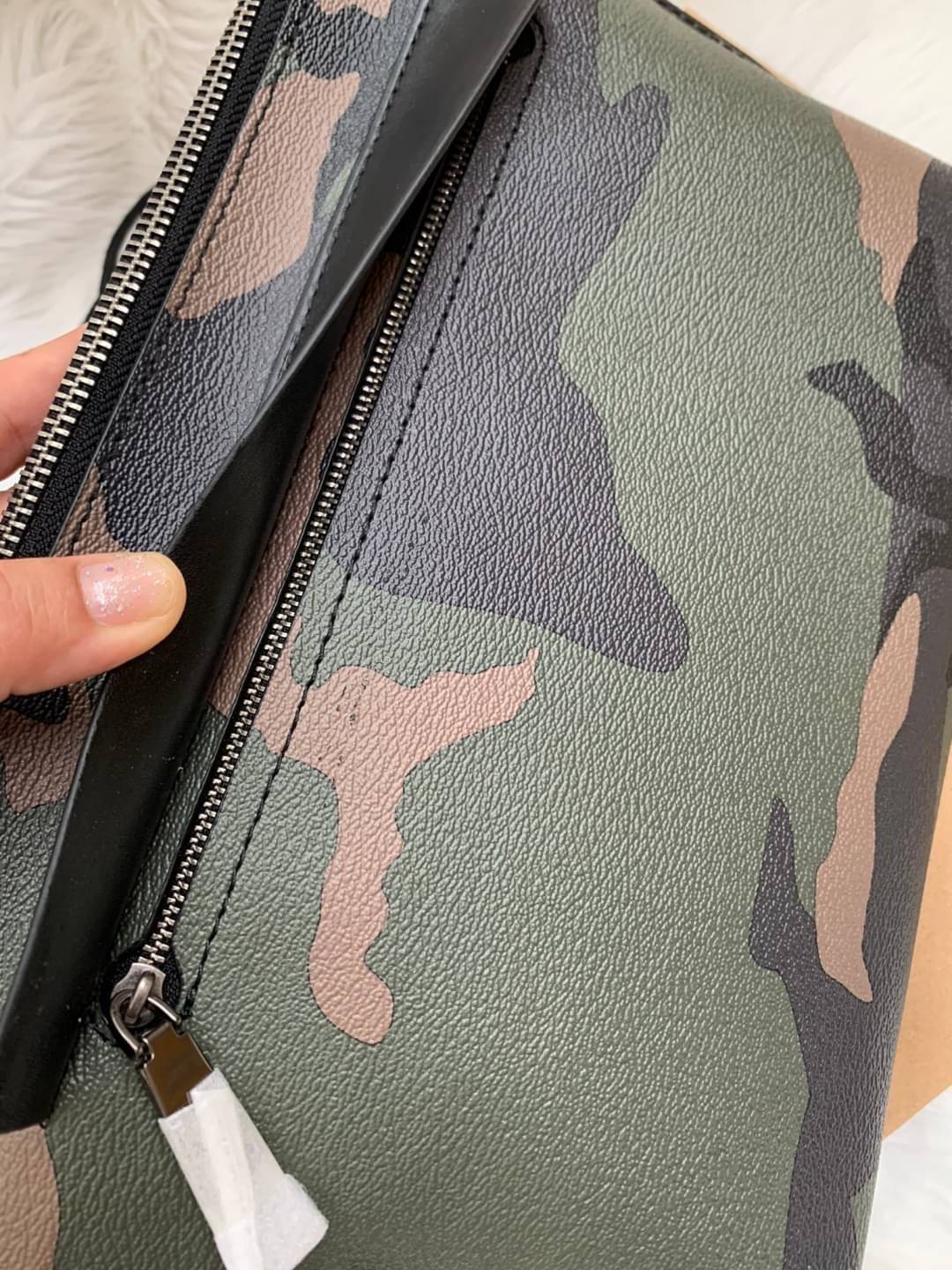 COACH CARRYALL POUCH WITH CAMO PRINT ((29127)) พร้อมส่งค่ะ! กระเป๋าคล้องมือแบบคลัท หนังแท้ หนังนิ่มลายทหารสวยค่ะ;สารมารถใส่ i pad;Tablet (บางรุ่น) ได้ค่ะ; มีช่องเล็กใส่ของจุกจิกสิงช่อง;ซิปซ่อนด้านหน้าหนึ่งช่อง พร้อมสายคล้องมือถอดออกได้หนึ่งสาย