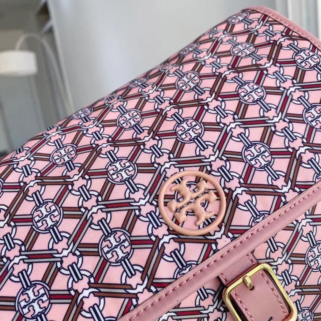 ของแท้ 💯% Tory Burch Piper Printed Crossbody 74656 กระเป๋าถือ สะพายข้างหรือ Crossbody ได้ ด้านในโล่งมี1ช่องซิป และ1ช่องใส่ของจุกจิก ซับในผ้าสวยหรู มีช่องซิปใส่ของด้านนอก