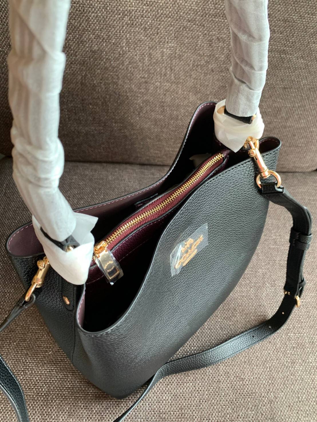 ถังใหญ่พร้อมส่งแล้วค่าา ห้ามพลาด❗️ COACH TOWN BUCKET BAG((91122)) 📣พร้อมส่ง ไซด์ที่สาวๆรอคอยค่ะ! ✔️กระเป๋าทรงถังใบใหญ่ สุดฮิตอีกรุ่นที่สาวๆต้องมีติดตัว ✔️หนังแท้ หนังจริงสวยมาก นิ่มมือดีด้วยนะคะ