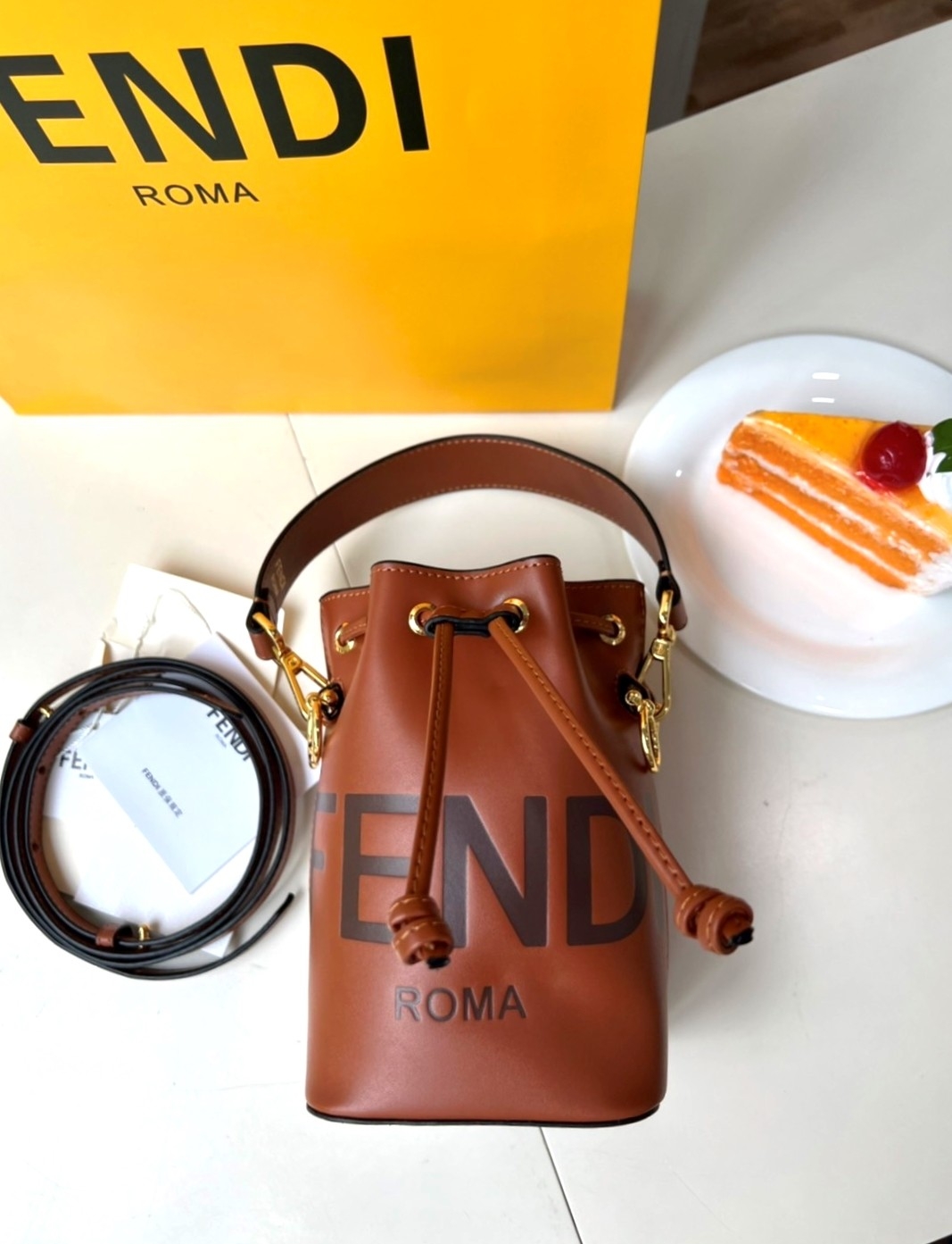 FENDI Mon Tresor Mini Leather Bucket Bag / FENDI Bucket Bag พร้อมส่ง กระเป๋าถือหรือสะพายข้างทรงบัคเก็ต ทรงขนมจีบ ลายแบรนด์ อะไหล่ทองหรูหรา