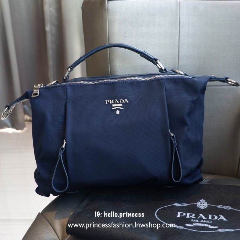 Prada mini tote กระเป๋าถือหรือสะพายขนาดกำลังน่ารัก วัสดุ matte canvas เนื้อหนา อะไหล่เงินทั้งใบ ด้านหน้าประดับ logo brand + ช่องซิปเล็ก ช่องหลักเปิดปิดด้วยซิป แบ่ง 2 ช่องใหญ่ ภายในกว้าง ใส่ iPad ได้ มีช่องเล็ก และช่องซิป ด้านหลังมีอีก 1 ช่องซิป มีห่วงปรับ