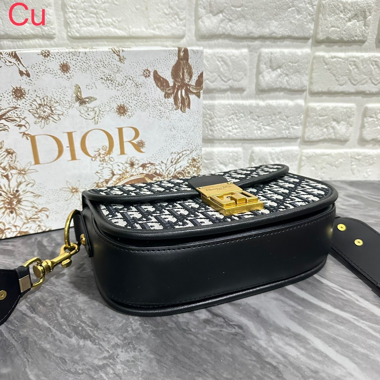 DIOR Oblique Dior Addict Flap Bag / Dioraddict Bag / DIOR BAG กระเป๋าสะพายดีไซน์คลาสสิค สวยผู้ดี โดดเด่นด้วยโลโก้และอะไหล่ตัวล็อคสีทอง