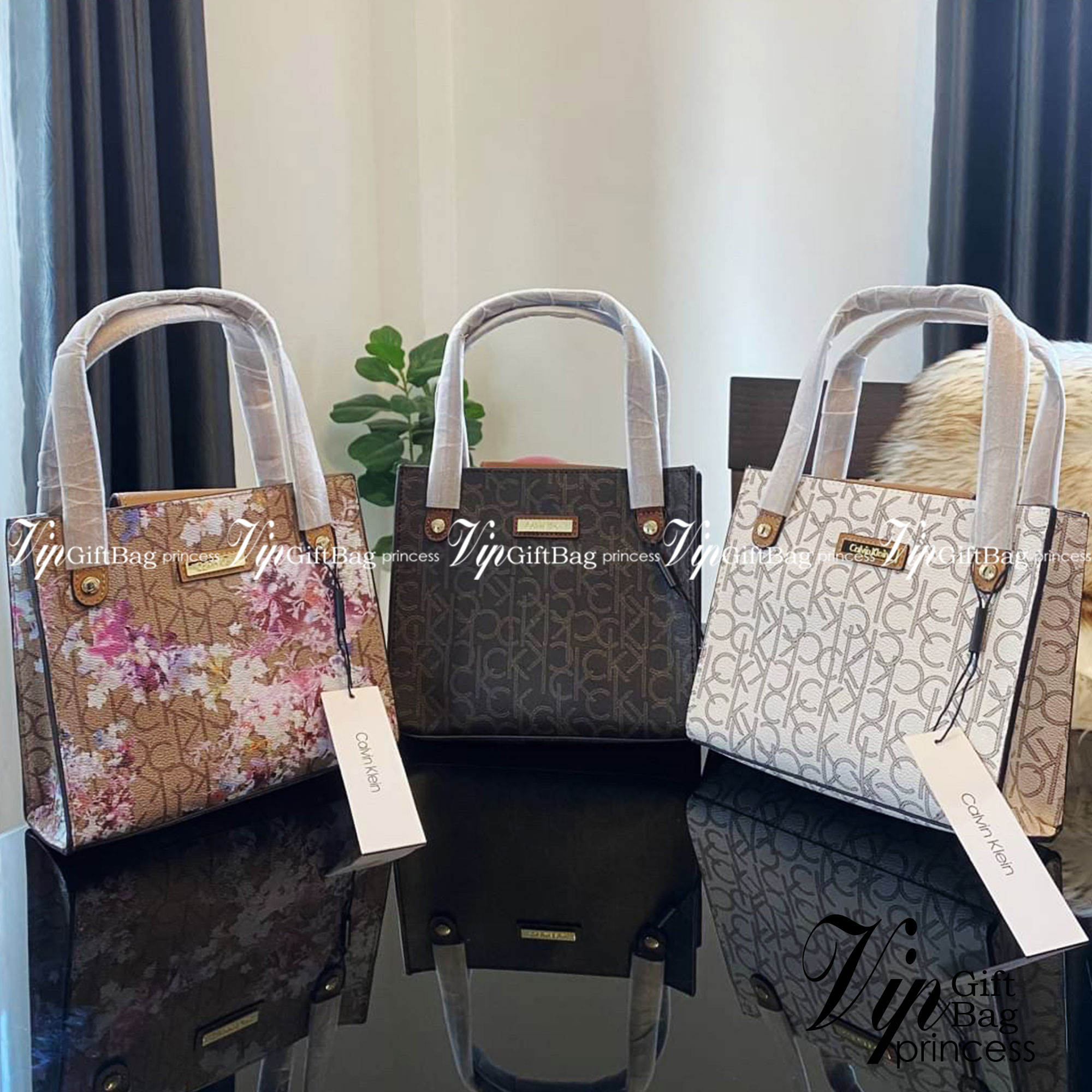 CALVIN KLEIN JEANS crossbody bag กระเป๋าถือหรือสะพาย ลายซิกเนเจอร์แบรนด์ทั้งใบ มีหูจับสำหรับถือ เปิด-ปิดกระเป๋าด้วยกระดุมแม่เหล็ก ด้านในโล่งกว้างมีช่องเล็กและช่องซิปสำหรับใส่ของจุกจิก ซับในลายแบรนด์อย่างดี มาพร้อมสายสะพายยาวปรับระดับได้ สามารถใช้ได้หลากหล