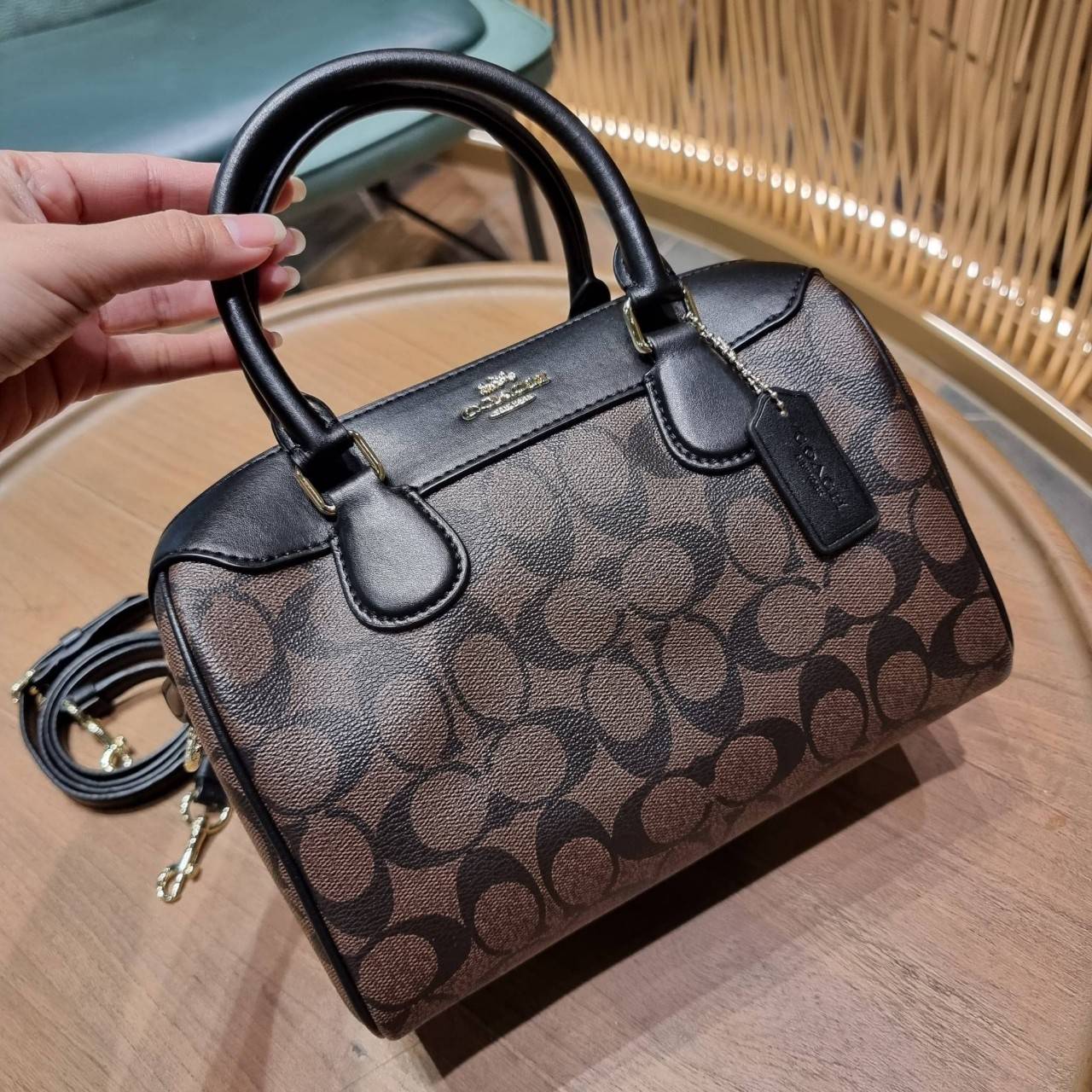 COACH F32203 MINI BENNETT SATCHEL IN SIGNATURE CANVAS กลับมาอีกครั้ง!! กับกระเป๋าทรงหมอนยอดฮิต 🥳 มีกี่สีก็ขายหมด วัสดุหนังแคนวาสเคลือบลาย ทรงสวยใช้งานได้ทุกโอกาส ภายในโล่งกว้างใส่ของได้เยอะ มีหูจับในตัว และสายสะพาย crossbody ปรับได้ตามตัว ใบนี้ไม่