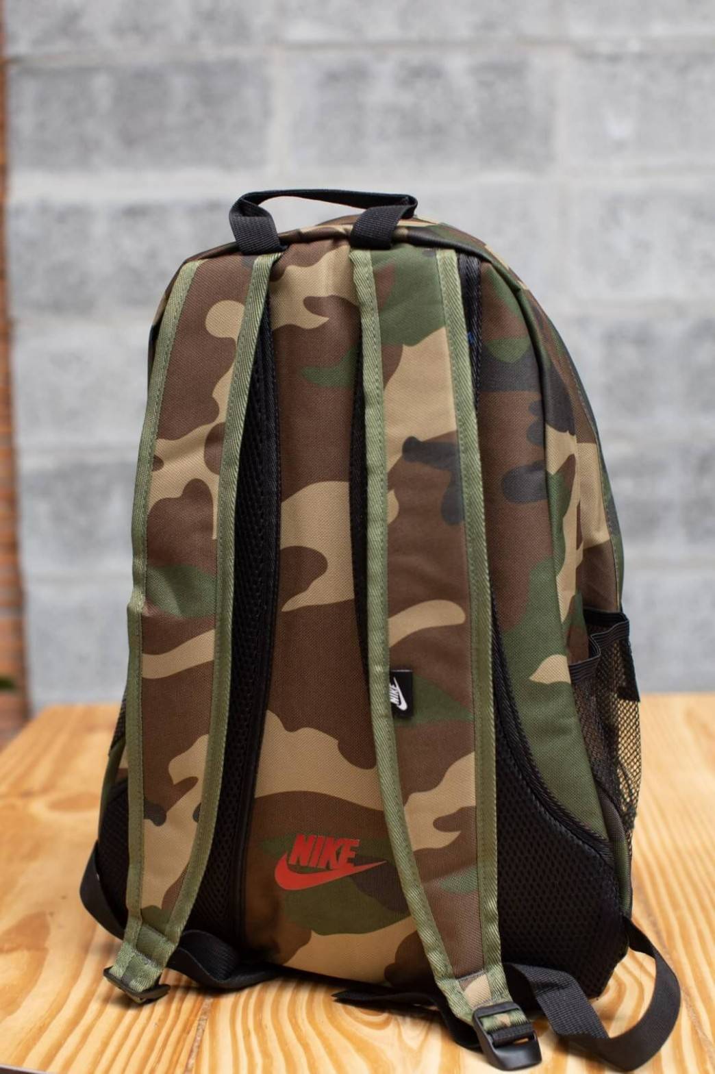 NIKE MEN'S WOMEN SCHOOL BAG BOOK BACKPACK กระเป๋าสะพายเป้ใบใหญ่สไตล์ Sport วัสดุNylon+Polyester100% น้ำหนักเบา มีหูหิ้วเเละสายสะพายบุฟองน้ำ มีช่องใส่ของด้านหน้าแบบฝาปิด1ช่อง มีช่องซิปหน้า1ช่อง เเละช่องพร้อมฝาเปิดปิด2ข้างสะดวกใช้ค่ะ ภายในกว้างมีช่องแบ