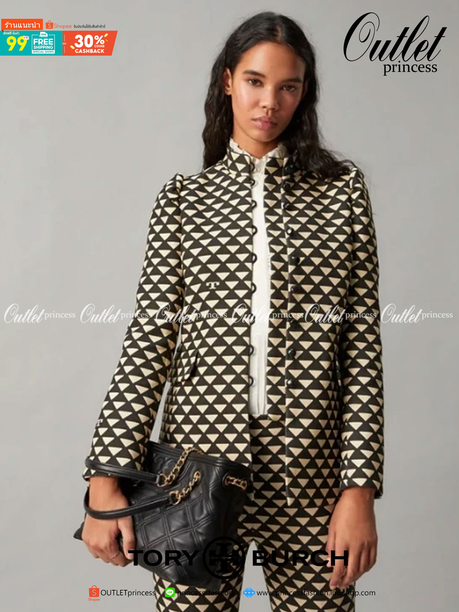 Tory Burch Fleming Soft Small Tote Bag เป็นกระเป๋าสะพายไหล่น่ารัก ๆ สักใบที่มีดีไซน์โดดเด่น สะดุดตา ใน Collection เรียกได้ว่าขายดีอันดับต้น ๆ ของแบรนด์ ใช้ได้ในลุคช์ทางการและกึ่งทางการ ดีเทลการตัดเย็บพิมพ์ลายนูนคู่กับแพทเทิร์นสี่เหลี่ยมทรงเพชร ที่ช่วยเพิ่