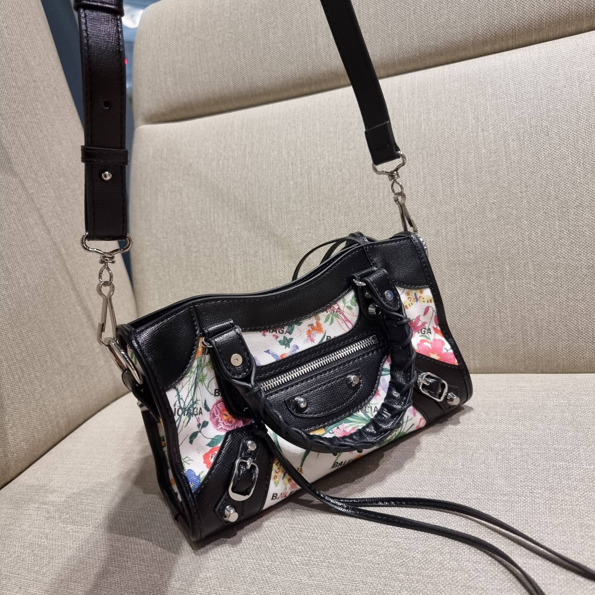 ไซส์ใหม่ กับรุ่นคอลแลบอีกหนึ่ง ที่ฮอตติดลมไม่เลิก!! Gucci×Balenciaga neo floral small bag กระเป๋าถือ/สะพายข้างที่โดดเด่นในสไตล์ที่ไม่ซ้ำ ไม่เกร่อ ดีไซน์มีกิมมิคและลูกเล่นแพรวพราว ทั้งหนังรูดซิป ทั้งหูจับ ทั้งความตกแต่ง มีดีเทลอัพราคาไปหมด วัสดุผ้าแคนวาสตั