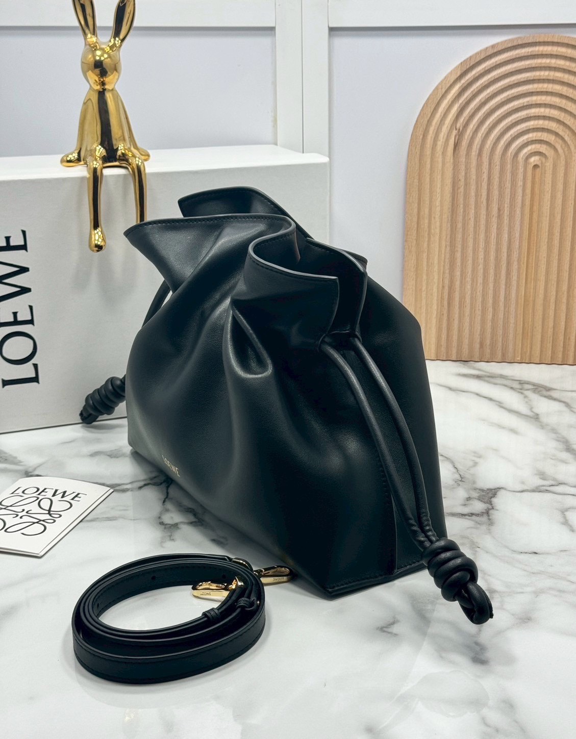 ORI หนังแท้ | Medium Loewe Flamenco clutch in nappa leather 30cm กระเป๋าสะพายทรงคลัชดีไซน์รูดเชือก เรียบหรูดูแพง เรียบง่ายใช้งานสะดวก หนังแนปป้าให้สัมผัสนุ่มสบายผิว มาพร้อมสายสะพายร้อยห่วงหรูหรา