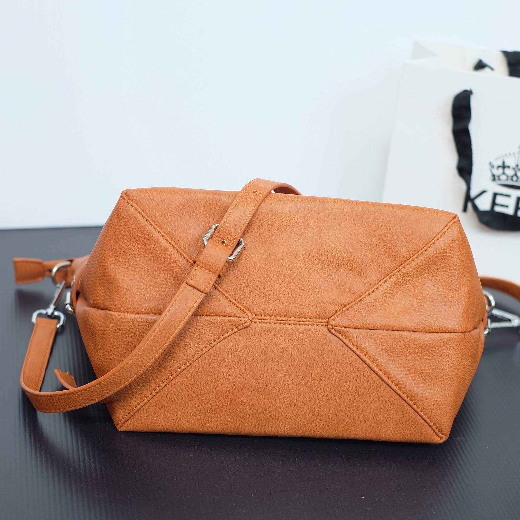 New arrival! KEEP ทรง longchamp รุ่น Duo sister with strap มีดีเทลสายรัดด้านจ้างคะ ตัวกระเป๋าหนังแกะสังเคราะห์ ลายหนังสวยมากๆคะ นิ่ม สุดๆ