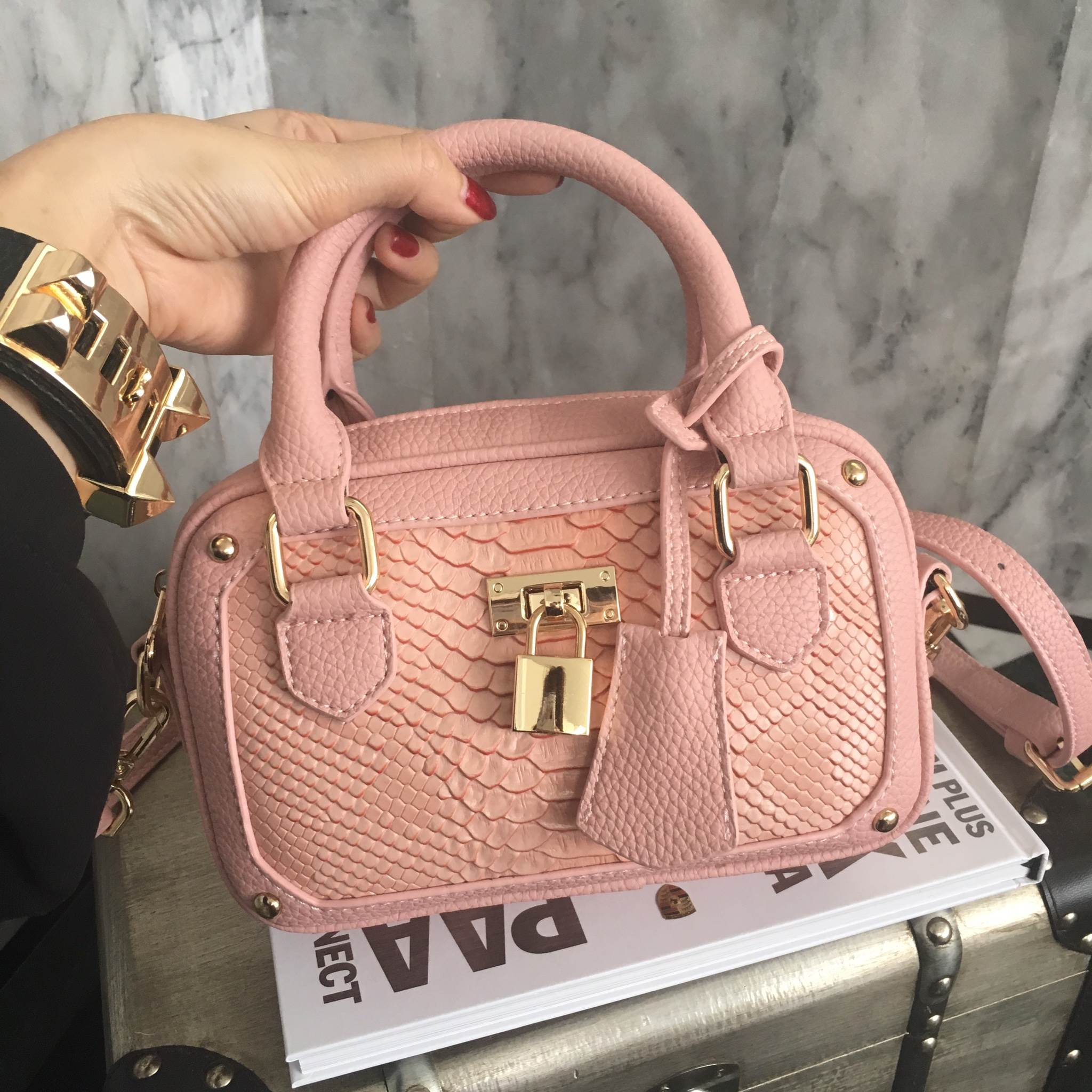 New arrival! KEEP Fancy shoulder bag กระเป๋า ถือ/ สะพาย ขนาดมินิ ตัดหน้งลายงู น่ารักมากคะ ใบนี้ ห้ามพลาดเลย การันตี ความสวย สะพายได้ทุก Look รุ่นนี้ มี 3 สี ดำ เทา ชมพู ภายใน สามารถใส่ โทรศัพท์ ได้ทุกรุ่น มีช่องแบ่งเก็บของ 2 ด้าน น้ำหนักเบา สายสะพาย ปรับไ