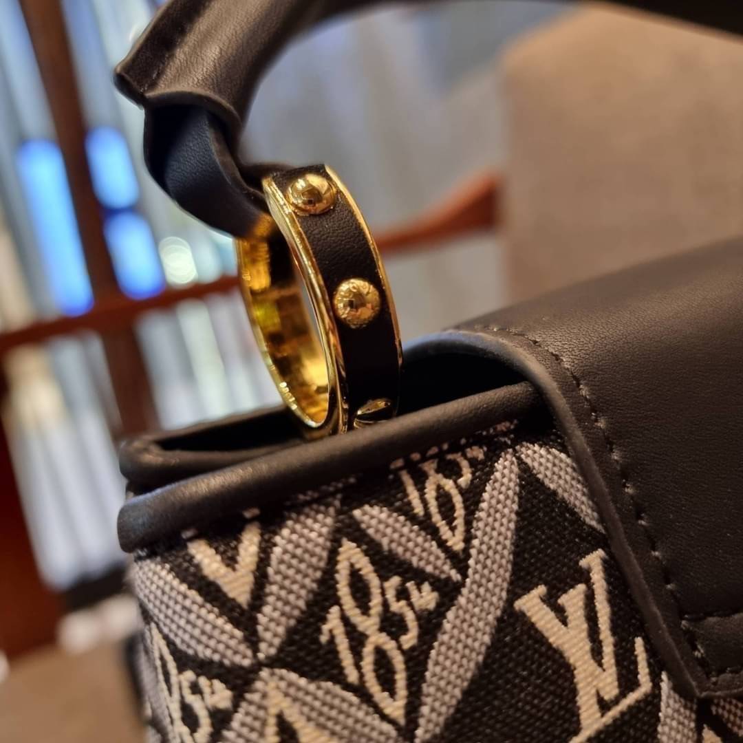 LV capucines top handle with vintager 1854 / LV SINCE 1854 CAPUCINES MM ที่สุดของความสวยในดีไซน์คลาสสิคย้อนยุค กระเป๋าถือสุดหรู มาพร้อมหูจับในตัว ด้วยรูปทรงวินเทจและวัสดุผ้าแคนวาสคละลายเต็มใบ สร้างดีเทลให้ไอเท็มนี้ได้ลุคผู้ดีไปอีก และยังมีลูกเล่นที่ฝาปิดก