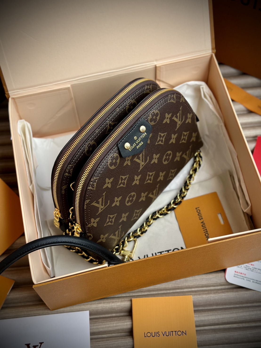 LV Be Alma bag Monogram Canvas / LV Pouch Bag กระเป๋าทรงพอชรุ่นใหม่สุดไอคอนิก เปิดตัวในคอลเลคชั่น Cruise 2025 ขนาดกะทัดรัดประดับสายโซ่สีทองถักสลับหนัง ใช้เป็นกระเป๋าใส่เครื่องสำอางค์ก็ลงตัว