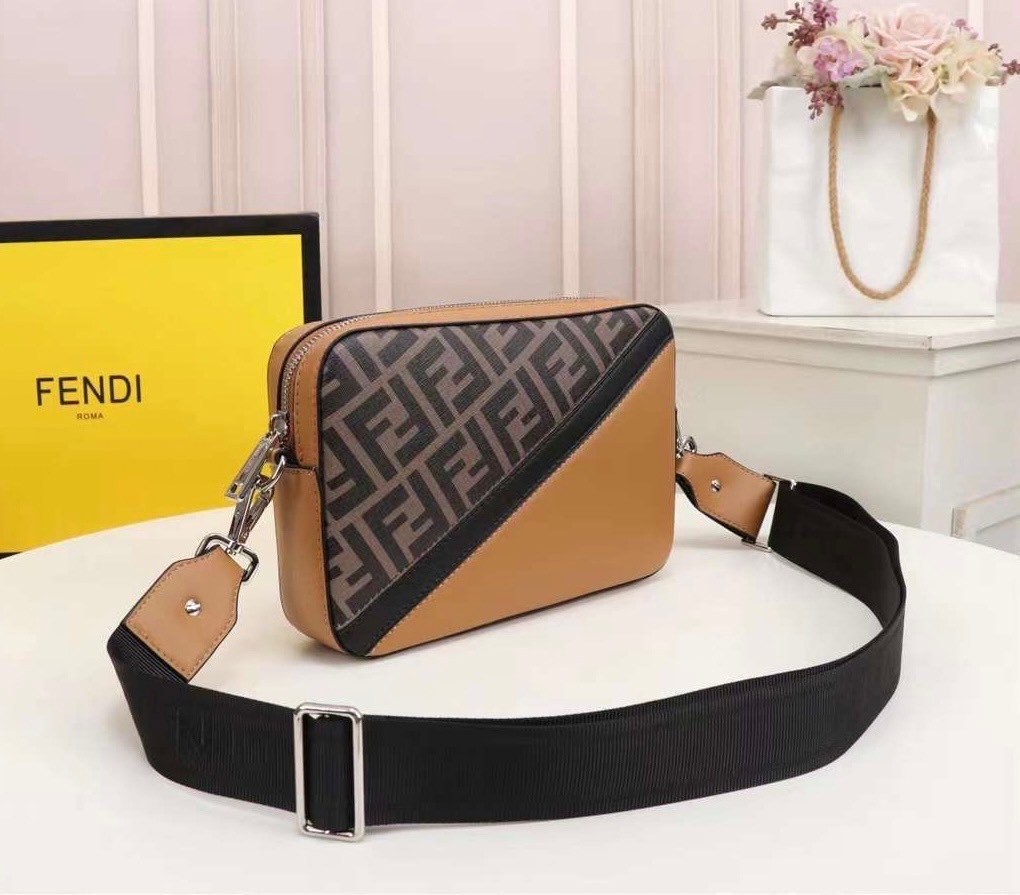 FENDI Ff-Print Coated-Canvas And Leather Cross-Body Bag เกรดออริจินอล FENDI Messenger Bag กระเป๋าสะพายข้าง ให้หนุ่มๆได้ตัวตึงกันไปเลยจ้า กับกระเป๋าสะพายทรงแมสเซ็นเจอร์ รุ่นหายาก ดีไซน์เรียบหรู สะดวกใช้ที่สุด ภายในโล่งกว้าง สายสะพายถอดได้ ปรับใช้ตามสะดวก ใ
