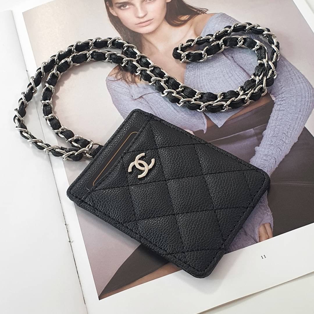 CHANEL CARD HOLDER WITH CHAIN พร้อมส่งที่ไทย สายคล้องบัตรสุดคลาสสิค จากงานพรีเมี่ยมกิ้ฟท์แบรนด์ดังอย่าง CHANEL วัสดุหนังสังเคราะห์ ลายสวยมาก ด้านหน้าประดับโลโก้ CC มีช่องใส่บัตรมากกว่า4ใบ มาพร้อมสายคล้องแบบโซ่สลับหนัง ไอเท็มสุดหรูแบบนี้ ต้องมีติดตัวไว้น้า
