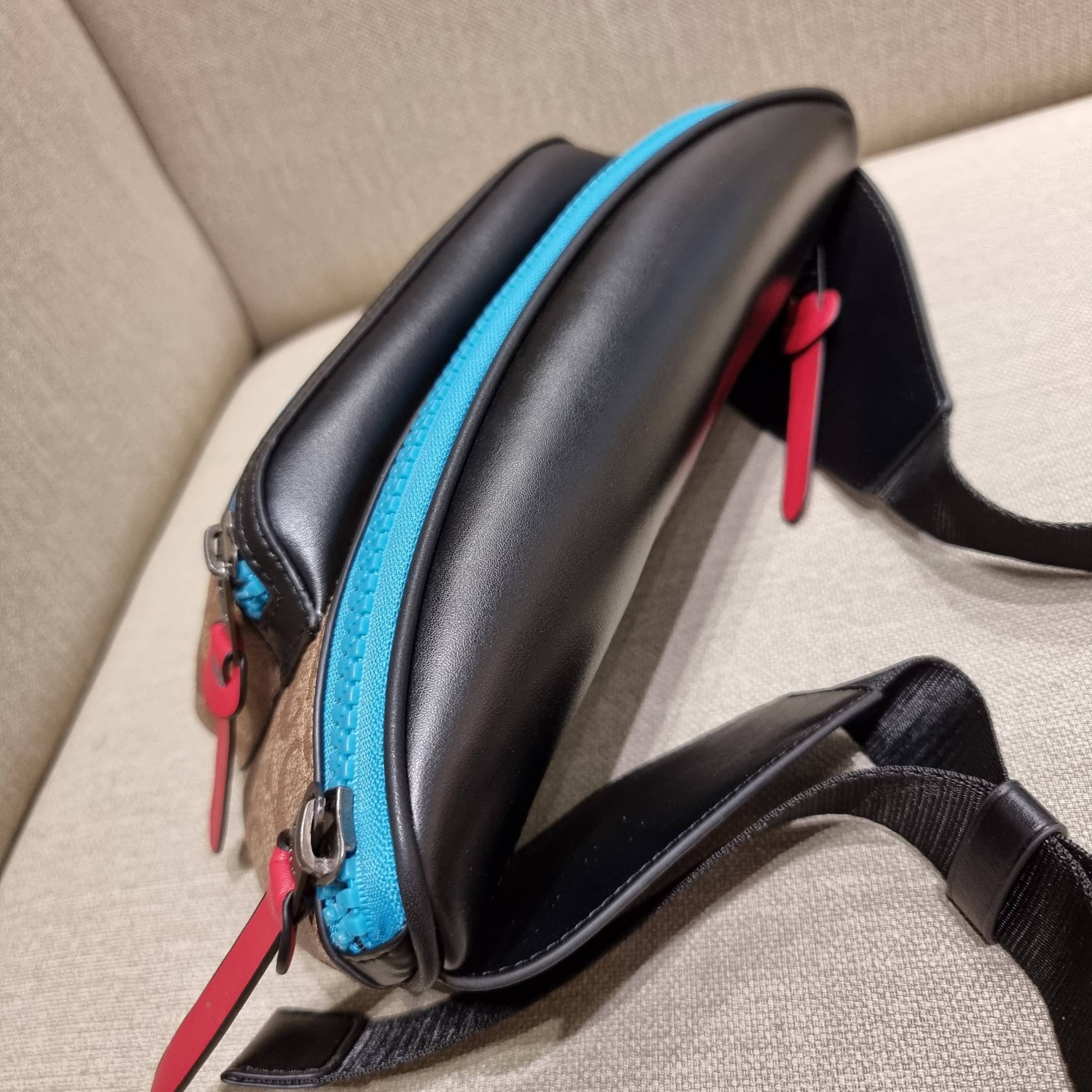 COACH F72931 TERRAIN BELT BAG IN SIGNATURE CANVAS กระเป๋าคาดอก ดีไซน์สุดเท่ มองยังไงก็ไม่มีเบื่อ ด้วยรูปลักษณ์ และความคลาสสิค ผสานกันอย่างลงตัว วัสดุหนังแคนวาสสลับหนังแท้ มีช่องซิปแบ่งเป็นสัดส่วน ด้านหลังบุนวมและมีช่องซิปไปอีก!! ภายในโล่งกว้าง ใส่กระเป๋าส