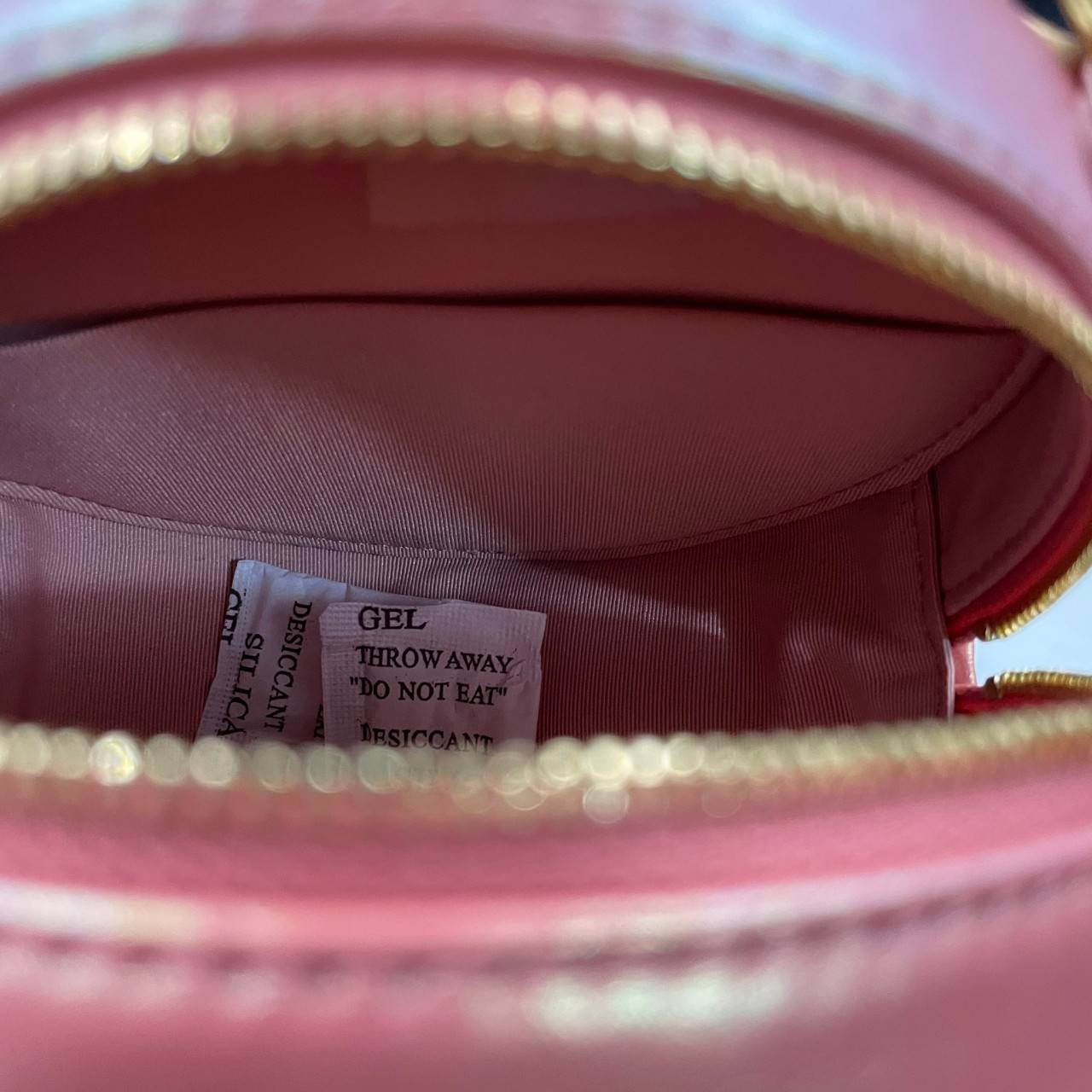 พรีเมี่ยมกิ๊ฟแท้ 100% 】CHANEL CLASSIC CLUTCH CHAIN BAG (GWP) รุ่นนี้มีความพิเศษไฮคลาสมากๆ หนังแท้ สายโซ่เงินทองสลับสี งานสวยเนี๊ยบมากๆ หนังมีความวาวเมทัลลิกทุกสี ให้สัมผัสดีน่ามอง หรูหราระดับเวิลคลาสมากค่ะ เป็นรุ่น World Class for Member Gift คุณภาพเกินรา