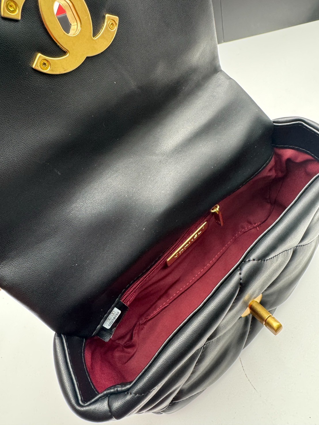 CHANEL 19 Handbag Flap Bag กระเป๋าสะพายรุ่นในตำนานที่เป็นลูกรักของสาวๆ ไปแล้ว คลาสสิกที่สุด ให้ลุคลูกคุณมั๊กมากกก งานหนังเรียบสวย หนังมีกลิ่นหอมฟุ้งตั้งแต่เปิดกล่อง หรูหราแบบไม่ต้องพูดเยอะ