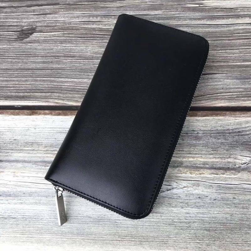 LACOSTE FACTORY LONG WALLET กระเป๋าสตางค์ใบยาวรุ่นใหม่ล่าสุดหนังสวยอยู่ทรงเปิดปิดด้วยซิปรอบด้านหน้ามีโลโก้แบรนด์เรียบหรู ภายในมีโลโก้ ช่องซิป ช่องใส่บัตรหลายช่องใส่มือถือ iphone8 เหรียญ บัตรได้เยอะ ตัวจริงสวยน่าใช้คลาสสิคไม่มีเอ้าท์ ราคาสุดคุ้ม สินค้ามาพร