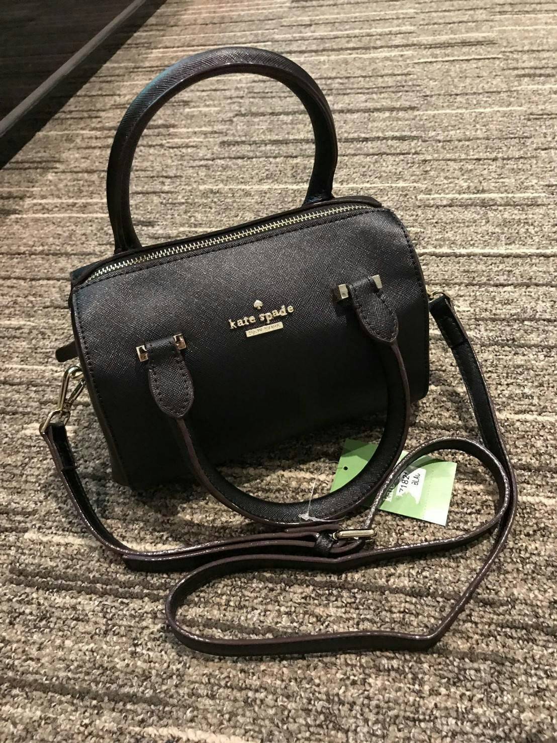 Kate Spade New York Cedar Street Bowling Bag กระเป๋าถือหรือสะพายหนัง Saffiano ทรง Bowling สวยหรู อยู่ทรงสไตล์ PRADA ด้านหน้าประดับโลโก้สีทองหรู มาพร้อมสายสะพายยาวถอดได้ปรับได้ ภายในมีช่องซิปและช่องใส่มือถือ ใส่กระเป๋าสตางค์ใบยาวของใช้ได้จุ น้ำหนักเบาขนาดก