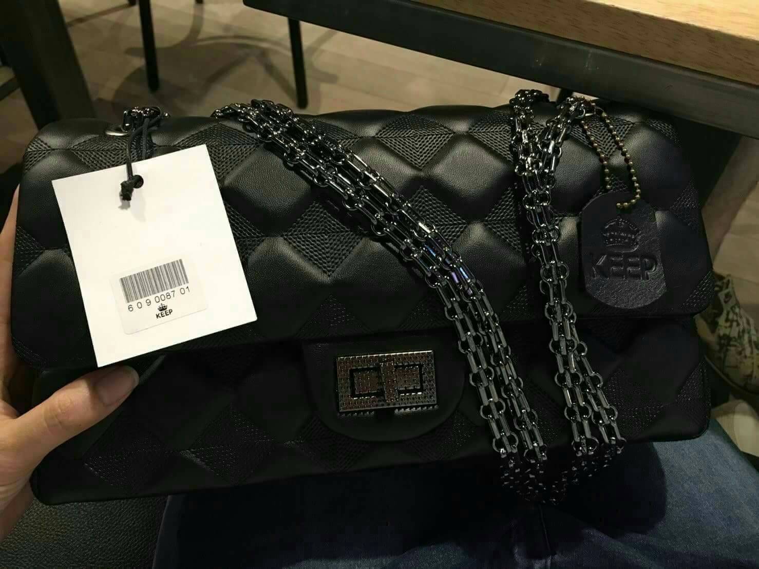 กระเป๋า KEEP classic chain shoulder bag กระเป๋าทรงสวย ผลิตจากหนังแกะ ผิวสัมผัสคล้ายหนังแท้ นิ่มมากๆ คะ ตัวกระเป๋าขนาดกำลังดี ใส่ กระเป๋าตังค์ยาว มือถือได้คะ สายโซ่อะไหล่ เทาดำ ดูคลาสสิคมาก ปรับได้ทั้งแบบสะพายสั้น และยาว ภายใน ปั๊ม Logo brand อย่างดี มีช่อ