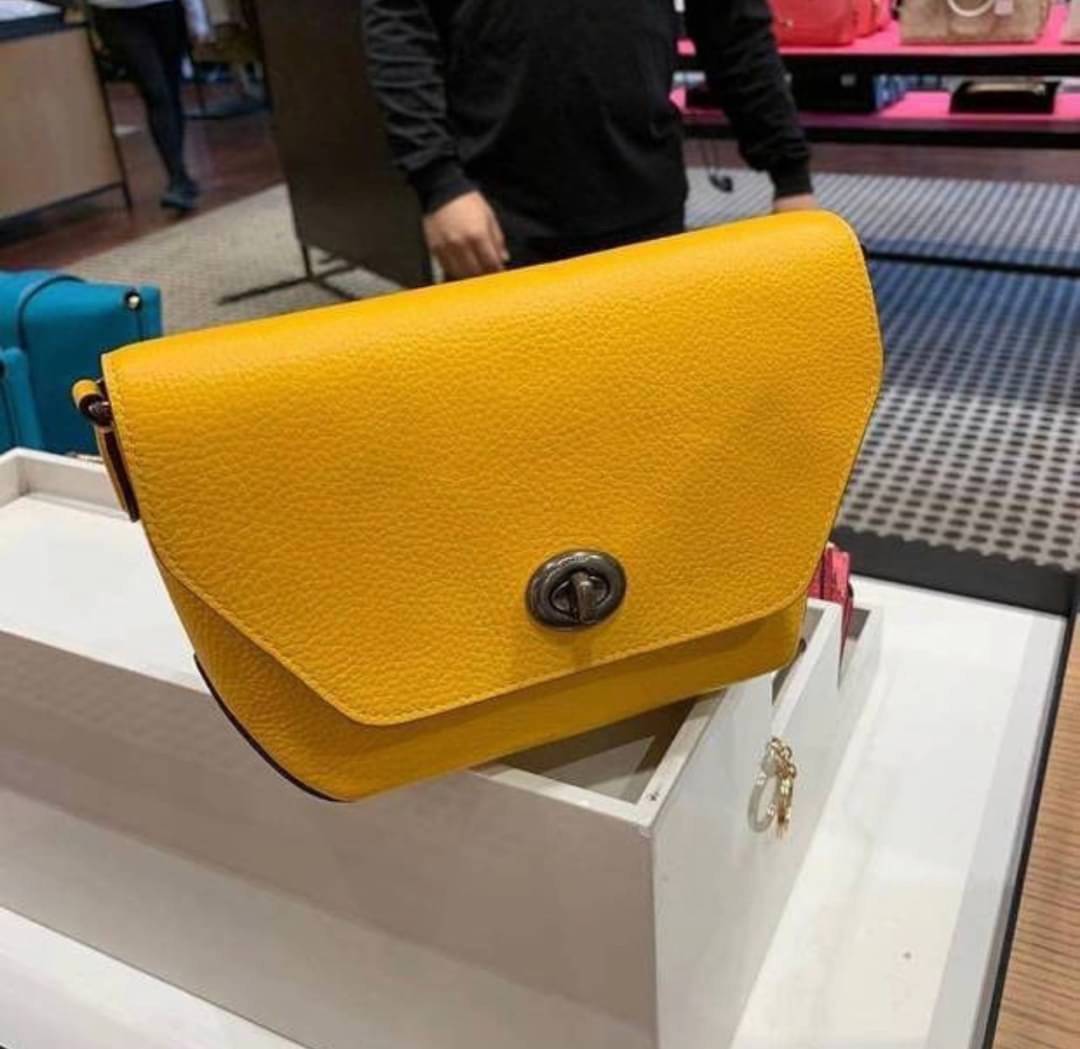 คอลเลคชั่นใหม่ ทั้งสวยทั้งคุณภาพค่ะ😘 COACH KARLEE CROSSBODY BAG 💐พร้อมส่ง ได้ไปไม่ผิดหวังแน่นอนค่ะ! สวยๆแบบคนดังระดับโลกกันค่าา กระเป๋าสะพายแบบครอสบอดี้ร์ หนังแท้นิ่มสวยงามมากๆค่ะ รูปทรงน่ารักกระทัดรัด เปิดปิดกระเป๋าแบบหมุนล็อค ภายในสามารถ