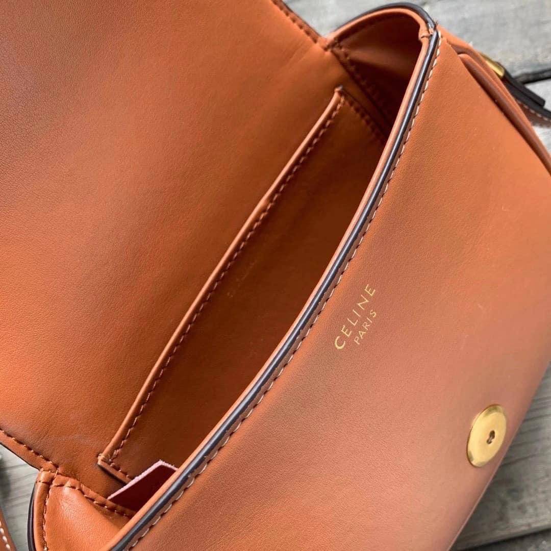 VIP 】หนังแท้ CELINE CROSSBODY BAG CELINE CRECY IN MAILLOM TRIOMPHE JACQUARD AND CAFTSKIN BAG กระเป๋าสะพายทรงสวยหรูอยู่ทรงเปิดปิดด้วยฝาปิดกระดุมโลโก้แบรนด์ ภายในโล่ง ขนาดกะทัดรัด น่ารัก สายสะพายหนังยาวปรับระดับได้จะสะพายไหล่หรือ CROSSBODY ก็ดูดี ตัวจริงสวย