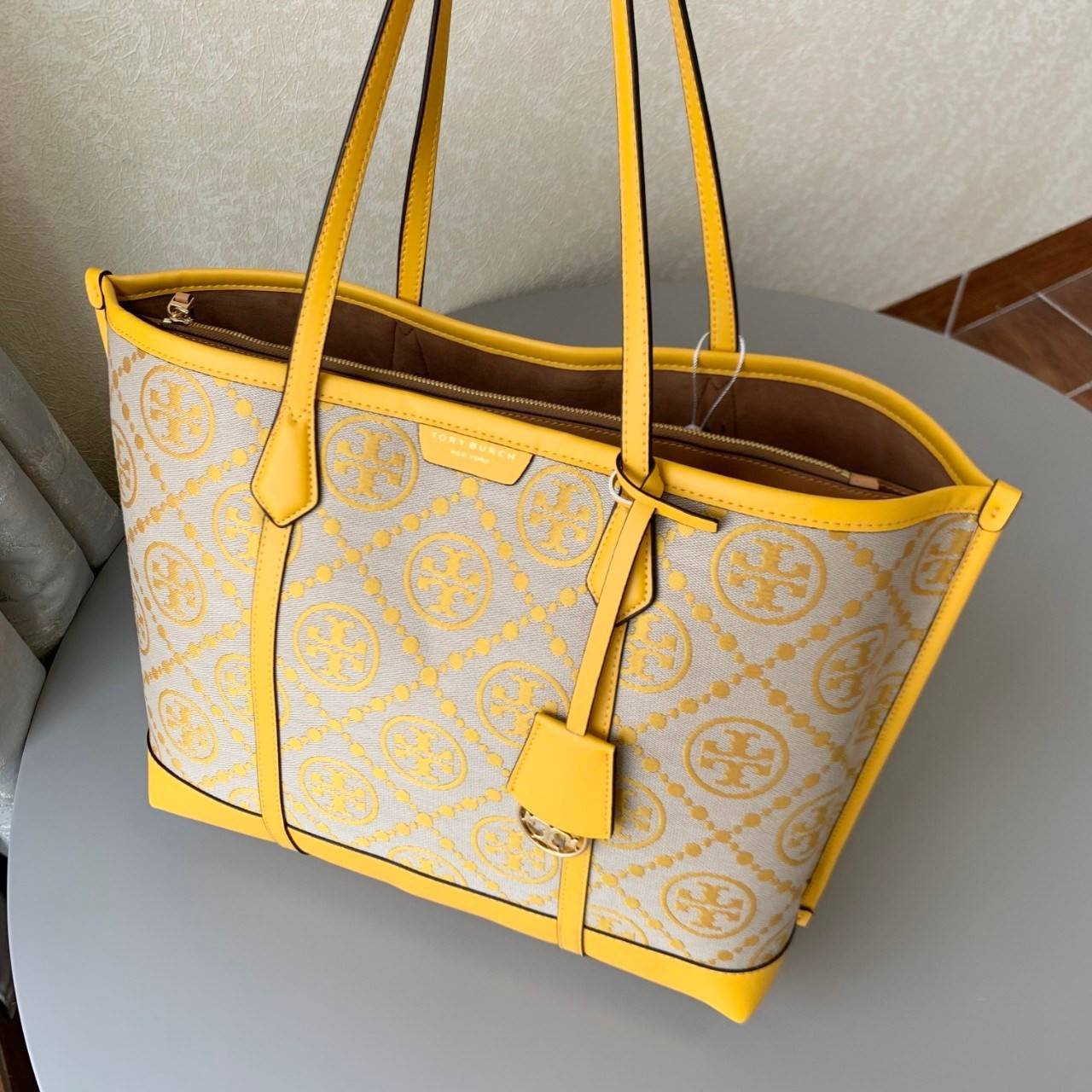 ของแท้ 💯% TORY BURCH PERRY T MONOGRAM TRIPLE-COMPARTMENT TOTE กระเป๋าสะพายทรง SHOPPING BAG ผ้าแคสวาสมปักลายสัญลักษณ์แบรนด์ สวยหรูอยู่ทรง ด้านหน้าปักโลฟดก้ลงบนหนังแท้ ภายในมีข่องใหญ่3ช่อง เป็นช่องซิปและช่องข้างขนาบ2ช่อง กว้างและจุของได้เยอะมาก