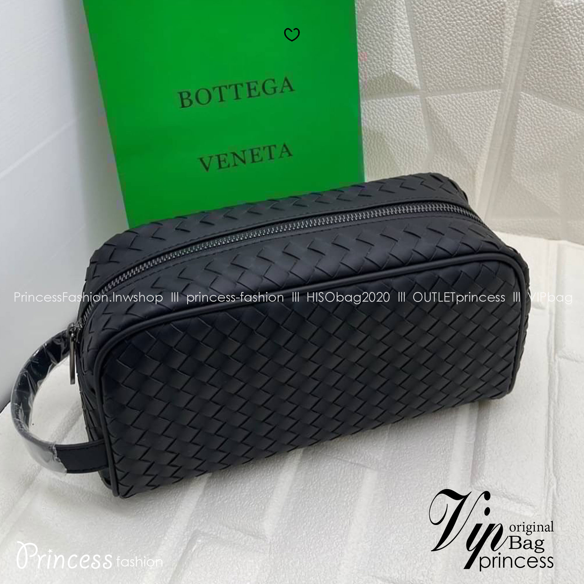 1Zip Bottega Veneta Intrecciato Travel Pouch กระเป๋าทรงพอชพร้อมหูจับในตัว รุ่นยอดนิยม สวยหรูคลาสสิค ดีไซน์หนังสานตารางโดดเด่นเป็นเอกลักษณ์ที่คงความเรียบหรูดูแพงไว้อย่างลงตัว กิมมิคที่ใครๆก็อยากเป็นเจ้าของ ที่มีทั้งความหรูหราและสปอร์ตในตัว