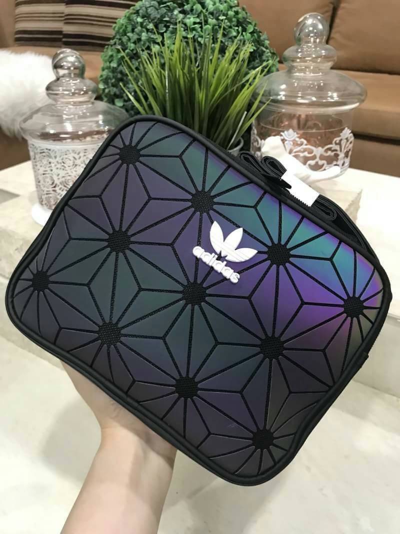 Adidas Originals 3D Mini Airline (ISSEY MIYAKE Style Shoulder Bag) กระเป๋าสะพายรุ่นใหม่ดีไซน์สุดฮิตสไตล์ ISSEY MIYAKE ใช้ได้ทั้งชายและหญิง ขนาดกำลังดี น้ำหนักเบา ด้านหน้าประดับโลโก้แบรนด์ เปิดปิดด้วยซิปสะดวกใช้อะไหล่ปั้มแบรนด์สวยดูดี พร้อมหูจับถนัดมือ สาย