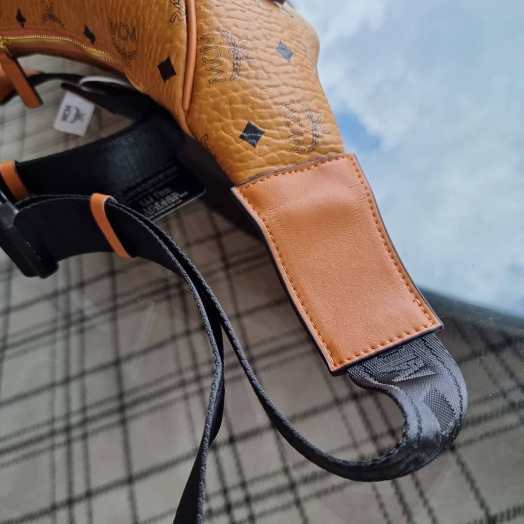 M.C.M STARK BELT BAG IN VISETOS รุ่นยอดฮิต!! หนุ่มๆสาวๆใช้ได้ไม่มีเบื่อ!! 🎉⭐️⚡️🛎 กระเป๋าคาดอกรุ่นขายดี ลายวิเซโต้เอกลักษณ์ ทั้งสปอร์ตและดูหรูในตัว ใช้งานง่าย ได้ทุกลุค วัสดุหนังแคนวาสคุณภาพดี มีช่องซิปหลัก และซิปรอง ภายในเป็นช่องโล่