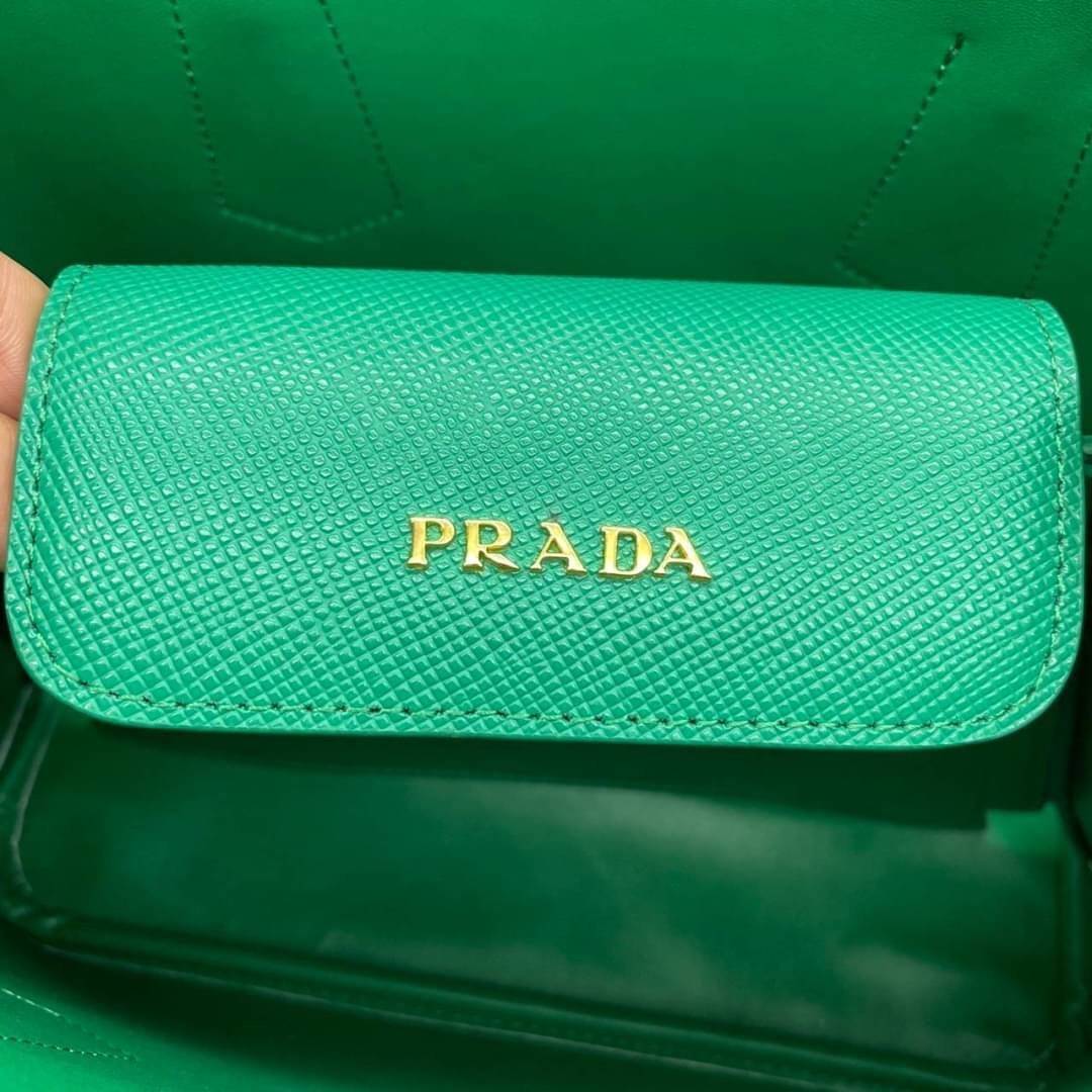 25cm Prada Small Saffiano Leather Double Bag / Prada Double Bag กระเป๋าสะพายพราด้า อีกหนึ่งรุ่นฮิต ให้พื้นที่จุของกว้างขวาง เป็น Tote Bag ใช้งานง่าย ได้ทุกที่ ทุกโอกาส ด้วยขนาดของกระเป๋าที่สามารถจุของได้หลากหลาย เป็นอีกรุ่นที่เหมาะสมสำหรับการเป็น Everyday