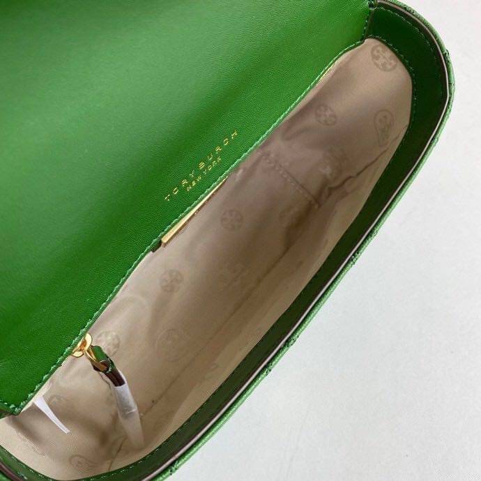 Tory Burch Willa Mini Top Handle Bag พร้อมส่งที่ไทย ใบจริงคือสวยสุดดไปเลยค่าา! กระเป๋าสะพายข้างหรือหิ้วก็เก๋ไปอีกเลยค่ะ! หนังแท้อย่างดี ลายนวมนิ่มมือดีมากค่ะ ด้านหน้ามีอะไหล่โลโก้แบรนด์ เปิดปิดกระเป๋าแบบกระดุมแม่เหล็ก ภายในสามารถใส่กระเป๋าเงินใบกลางได้;มื