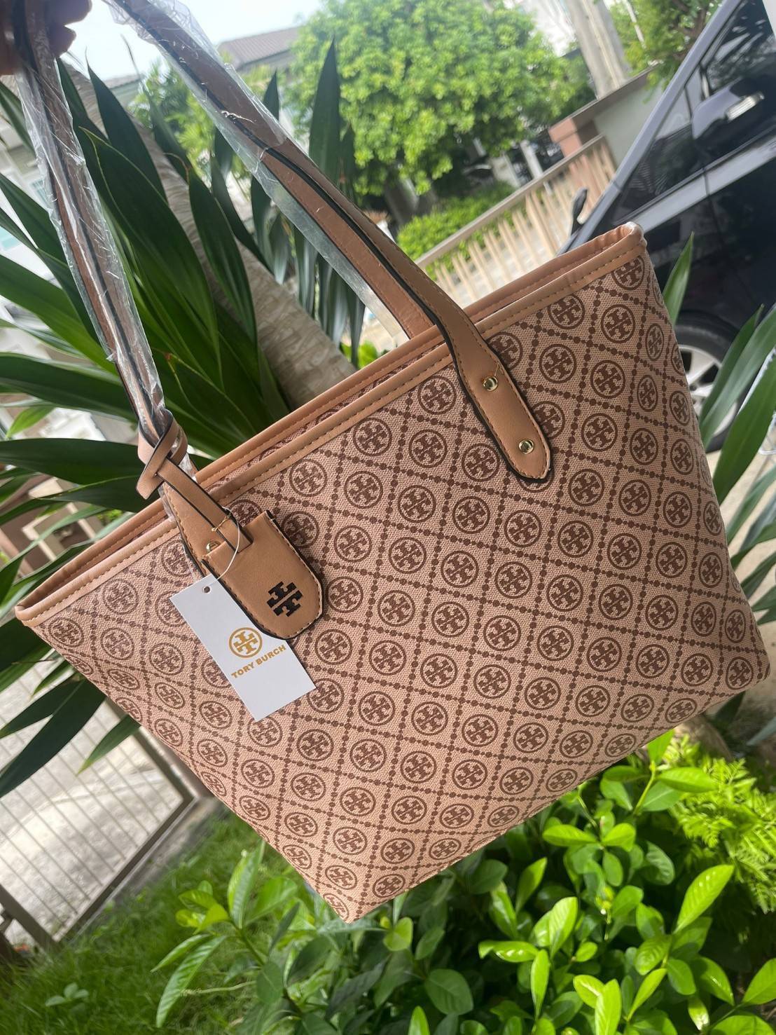 OUTLET 】Tory burch T Monograme Large shopping bag กระเป๋าสะพายใบไหล่ใบใหญ่ โดยตัวกระเป๋าทำมาจากผ้าแคนวาสเคลือบผิวด้านทนต่อรอยขีดข่วนได้เป็นอย่างดี ขนาดที่ใหญ่สามารถใส่ได้ทั้งเอกสารและสัมภาระต่างๆ พร้อมด้วยซิปปิดกระเป๋าด้านบนจึงเป็นอีกรุ่นที่เหมาะกับสาวออฟ